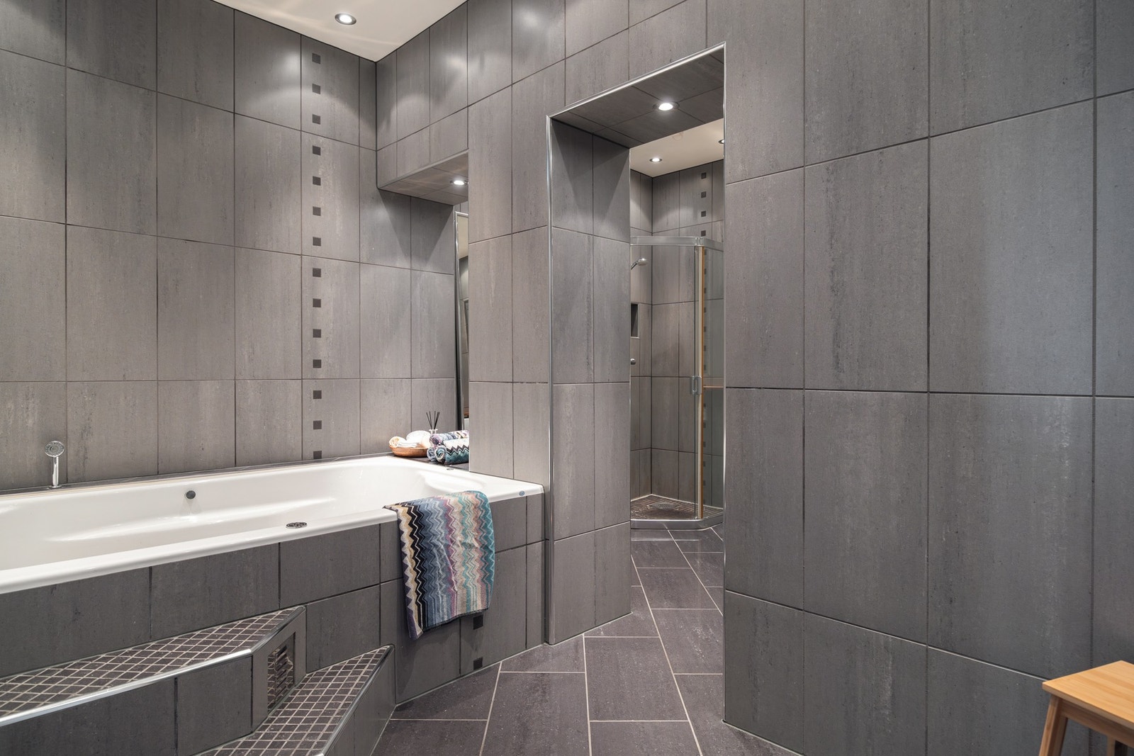 Lekkert, flislagt baderom med downlights i himling og varme i gulv. Galleribilde