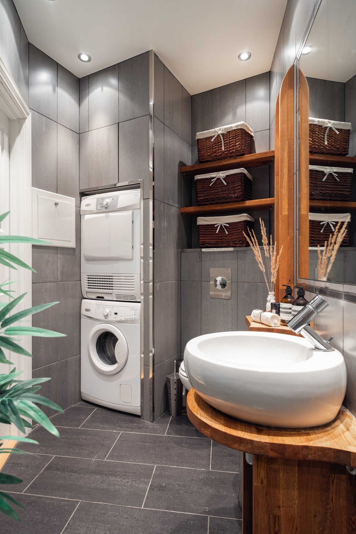 Badet er innredet med skålservant, speil, veggmontert toalett og dusjnisje. Galleribilde