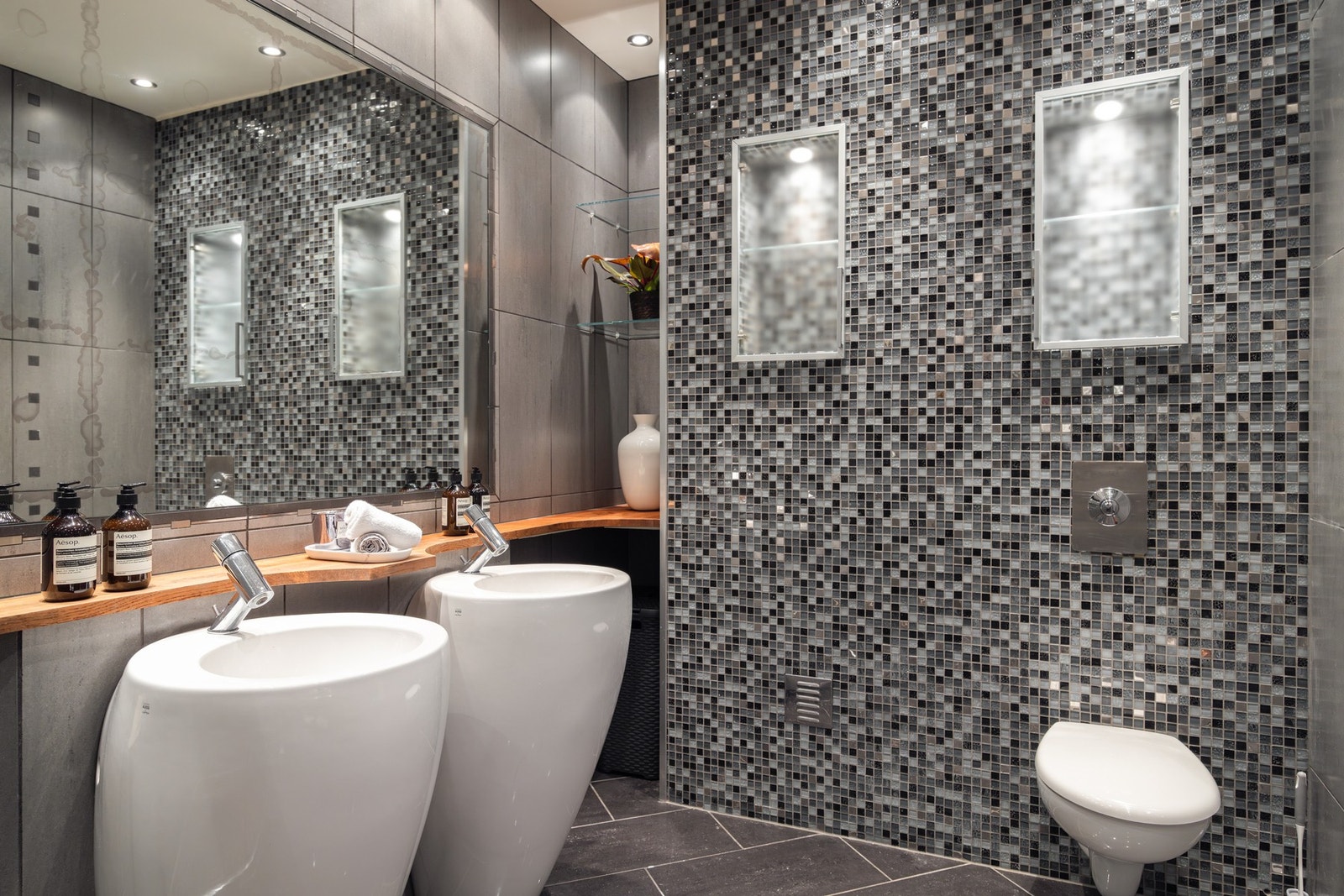 Lekre mosaikkfliser i stilren fargepalett. Galleribilde