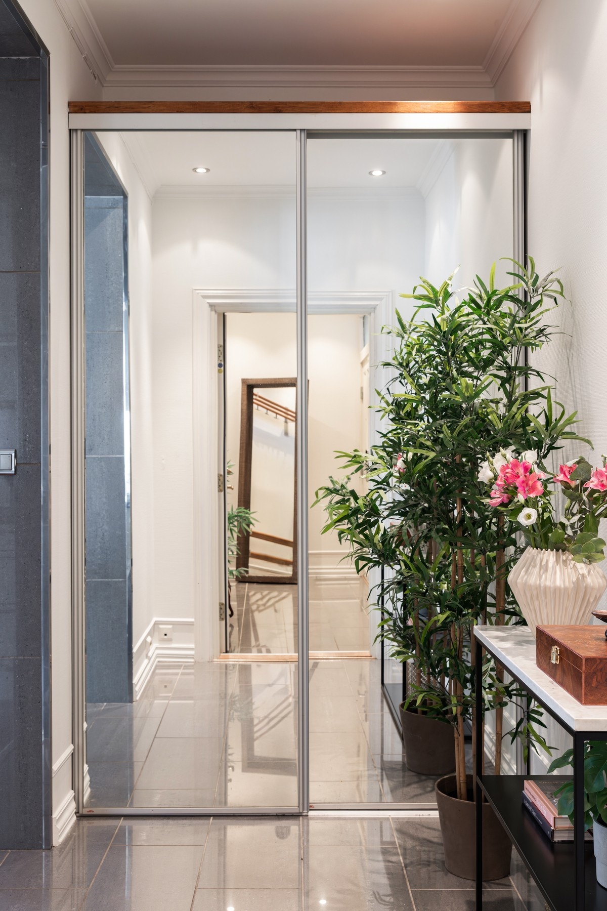 Skyvedørsgarderobe i gangen med god plass til oppbevaring. Galleribilde