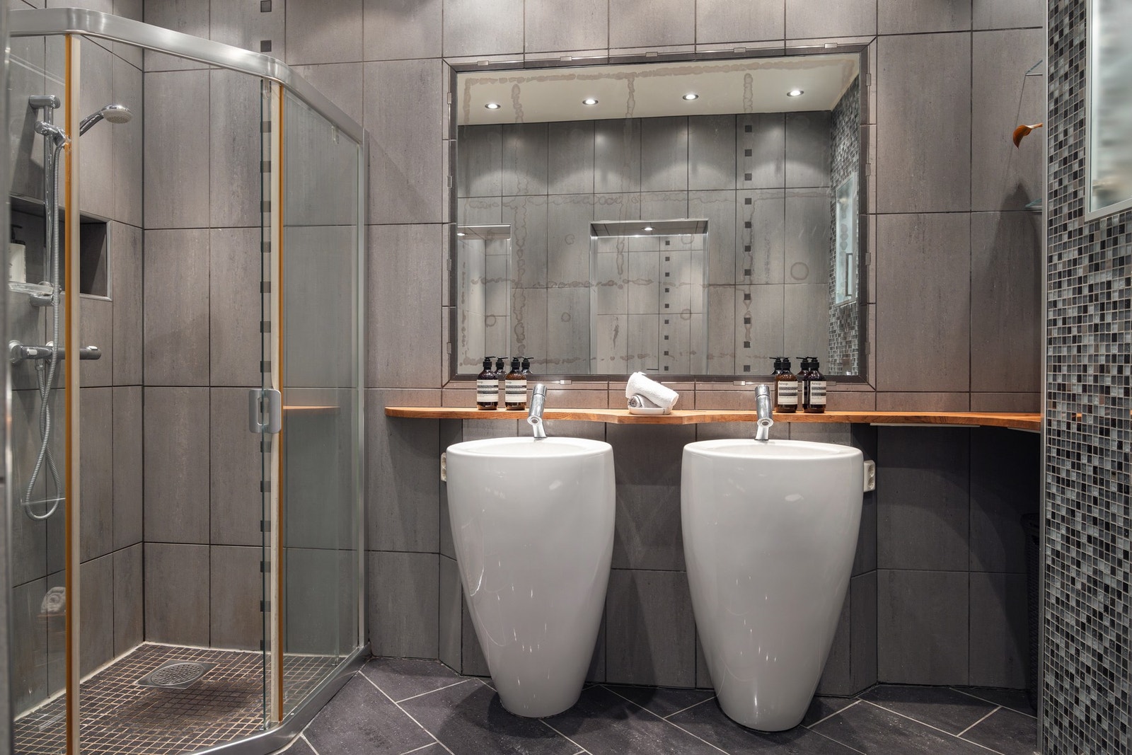 Alle badene har eksklusive IlbagnoAlessi-servanter, designet av Stefano Giovannoni. Galleribilde