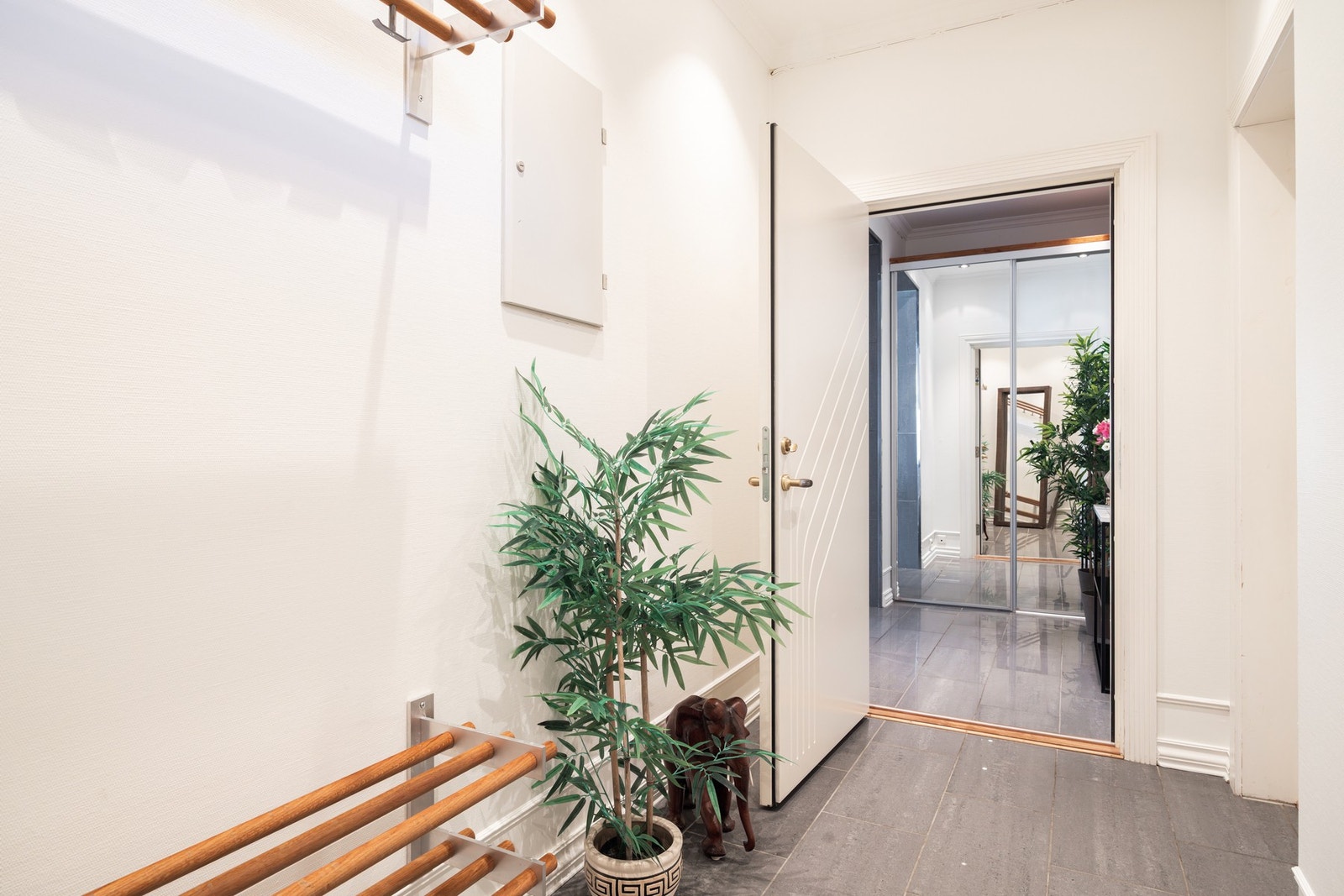 God plass til å henge fra seg yttertøy og sette fra seg sko. Galleribilde