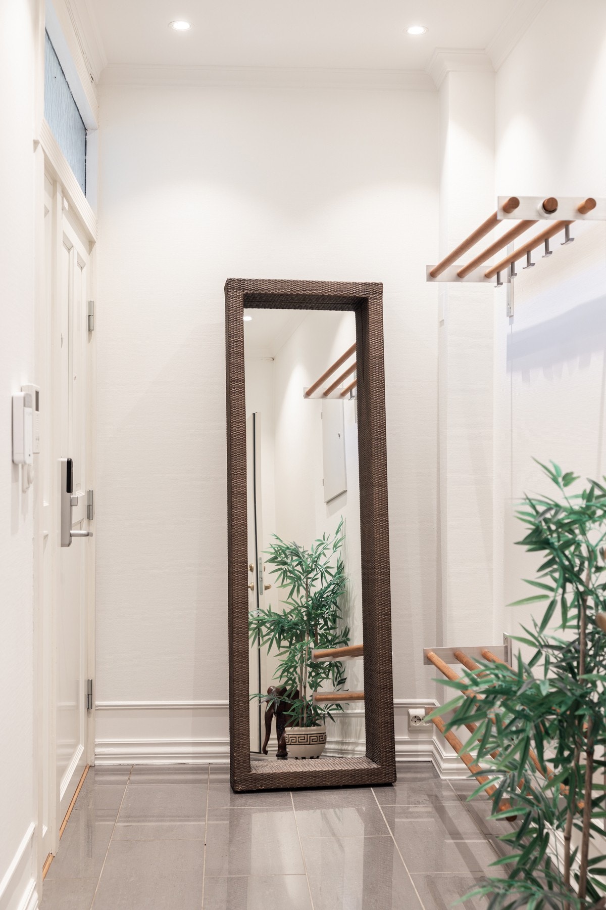 Innbydende entré med dørcalling med kamera, som gjør det enkelt å slippe inn besøkende. Galleribilde