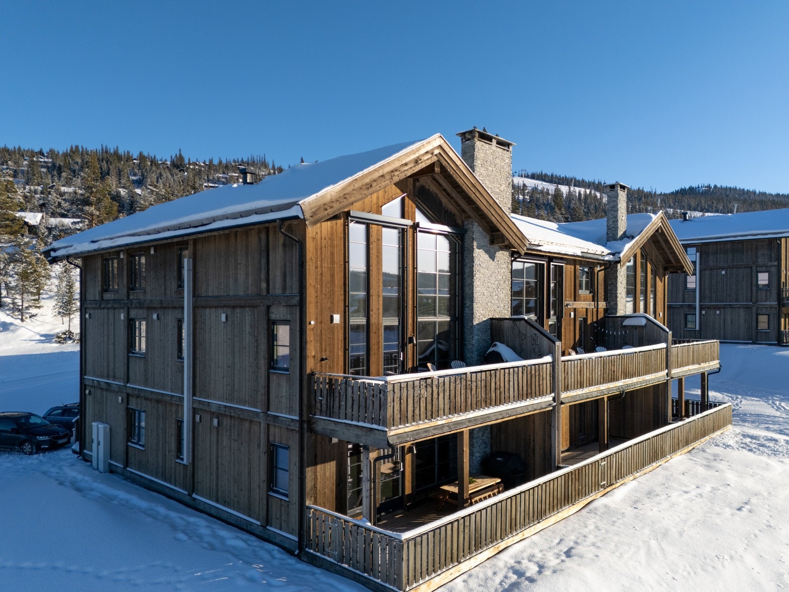Leiligheten ligger meget fint til i Natten Alpin ca. 765 m.o.h og har vestvendt beliggenhet som sikrer optimale solforhold. Galleribilde