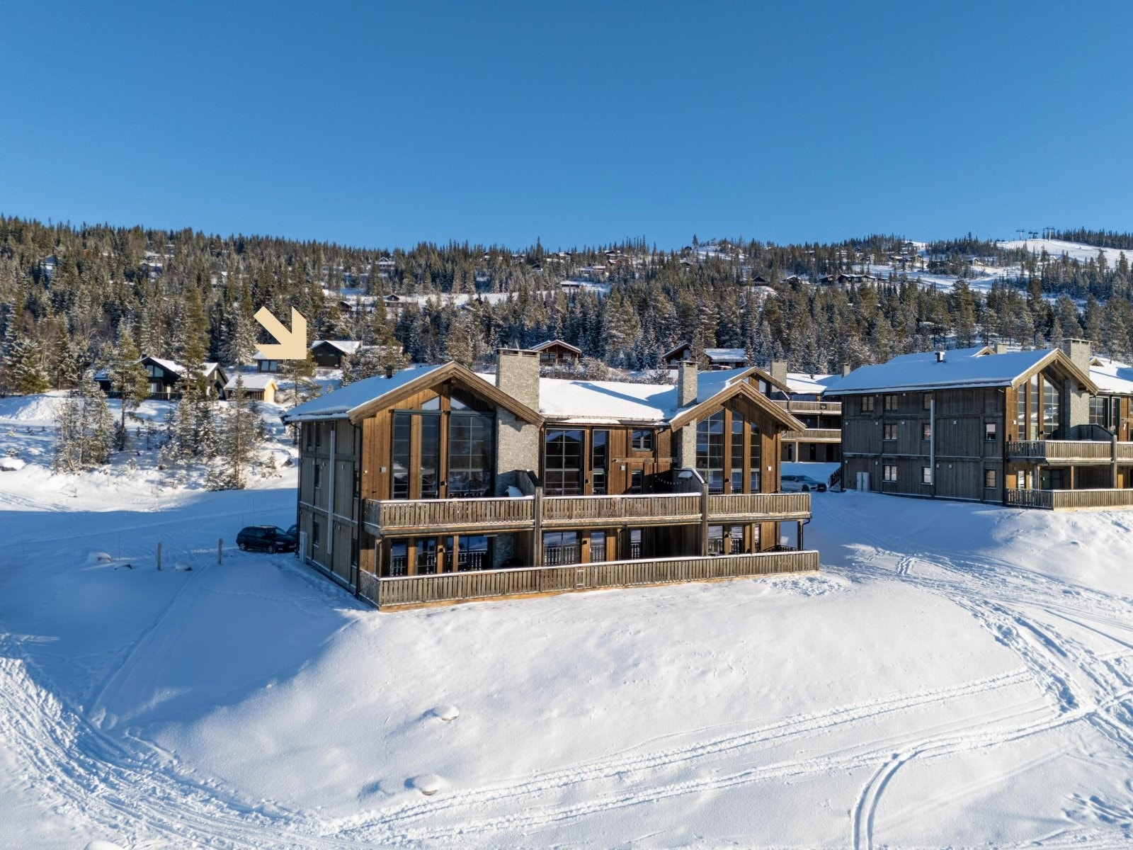 Privatmegleren Hallingdal v/ June Langeland har gleden av å presentere en moderne og innholdsrik fritidsleilighet over to plan, oppført i 2021. Galleribilde
