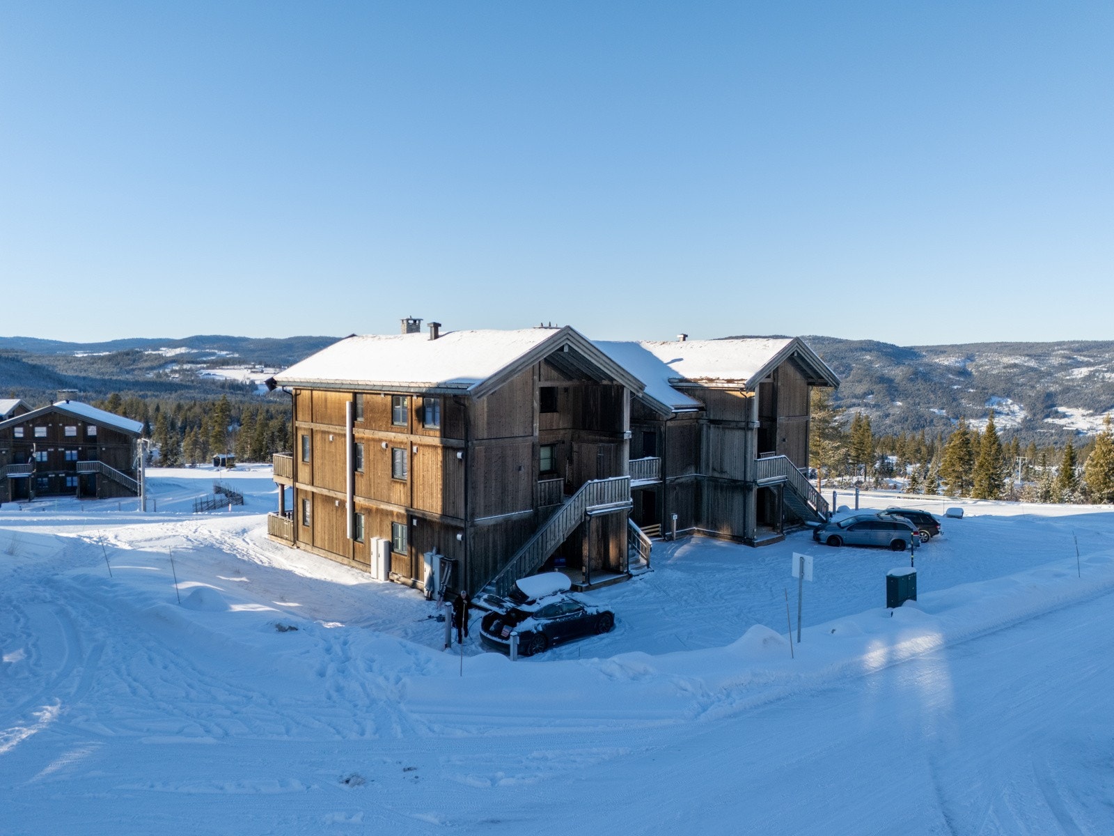 Leiligheten har en meget sentral beliggenhet på Nesfjellet midt i smørøyet av aktiviteter. Galleribilde