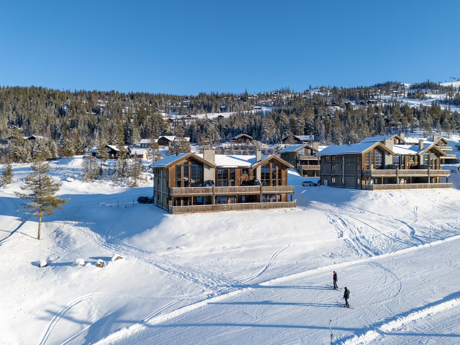 Her har du direkte tilgang til alpinbakken og kort avstand til langrennsløypa. Tilbringerheisen og barnebakken ligger rett nedenfor hytta, nederst i barnebakken kan man ta "Nesfjellet ekspressen" til topps. Galleribilde