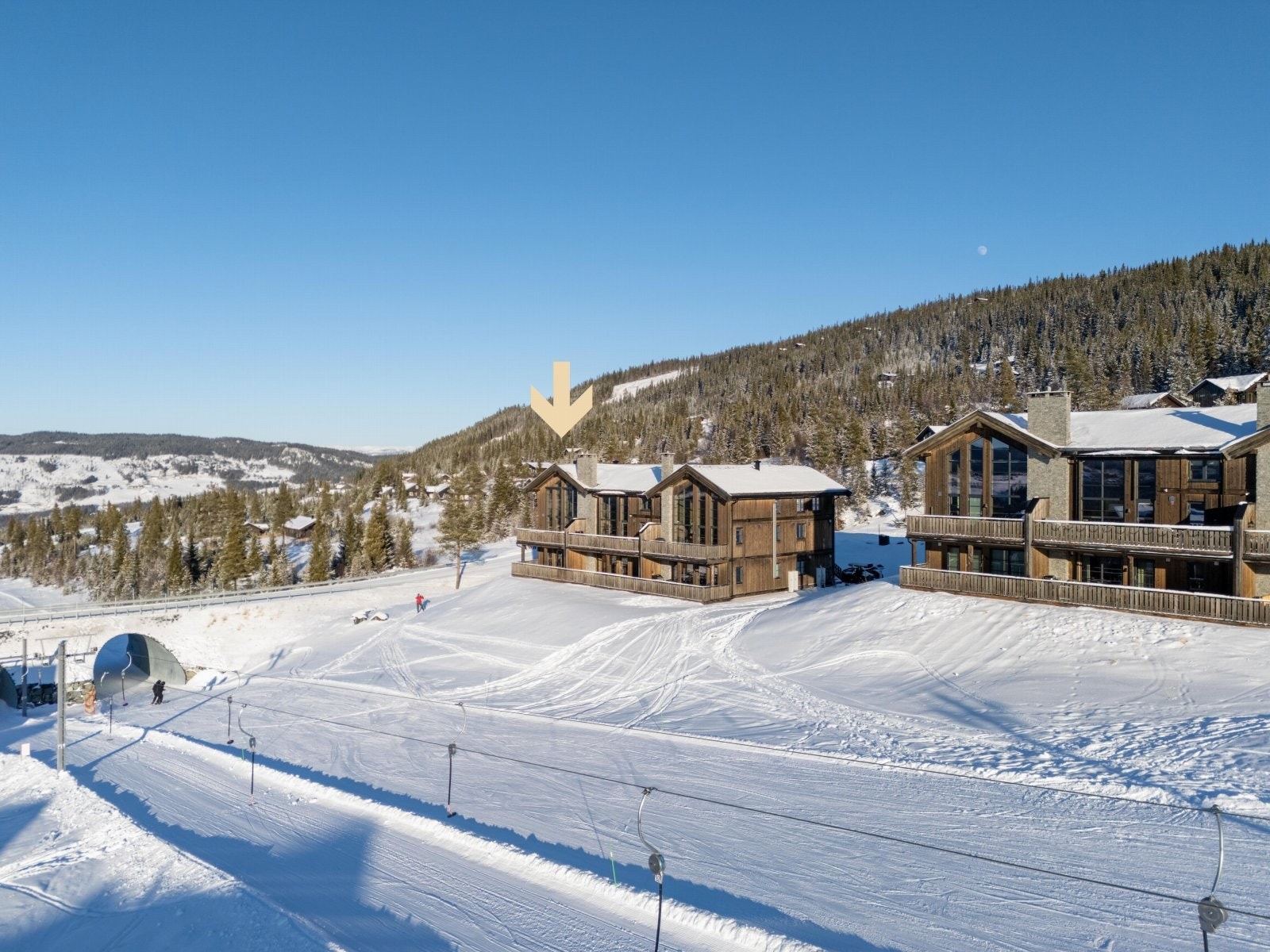 Hytta har meget god internbeliggenhet med tilbringerheisen til Nesfjellet Alpin rett utenfor hyttedøren, samt direkte tilgang til langrenn. Galleribilde