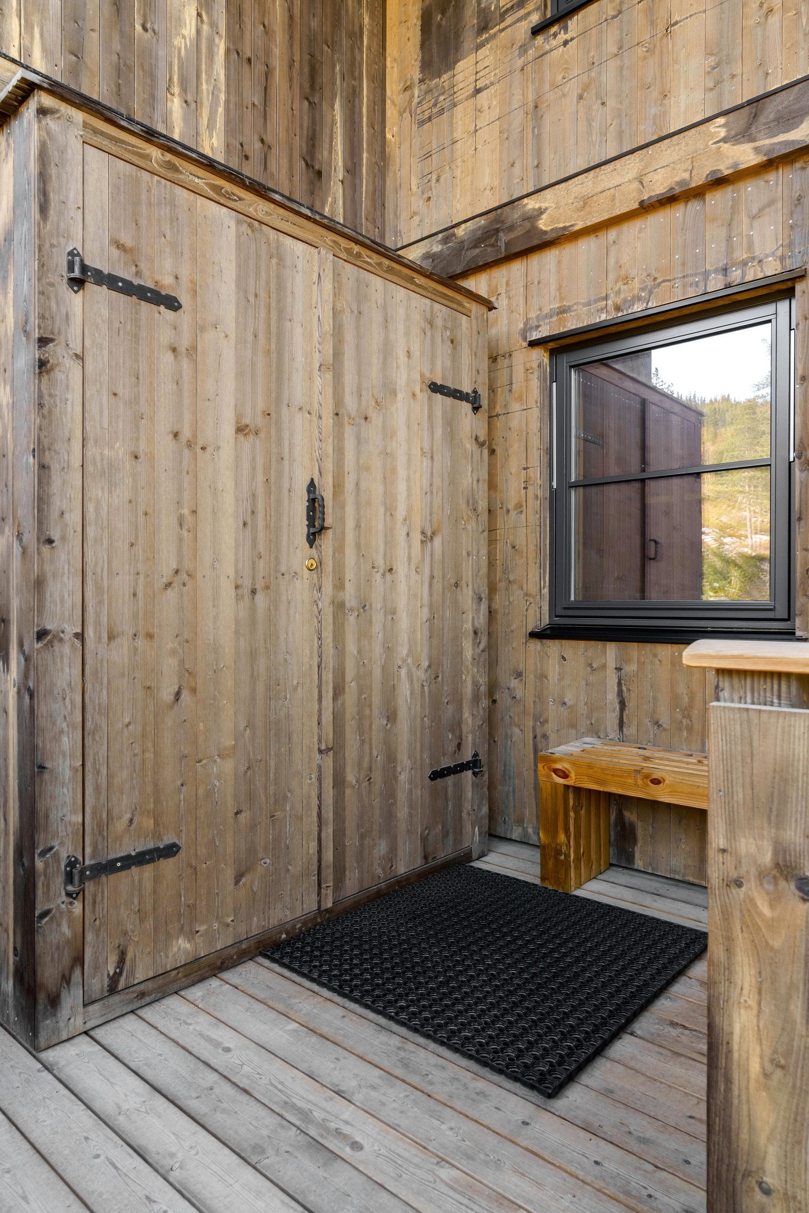 Hytta har godt med lagringsplass i bod og dobbel skibod. Galleribilde