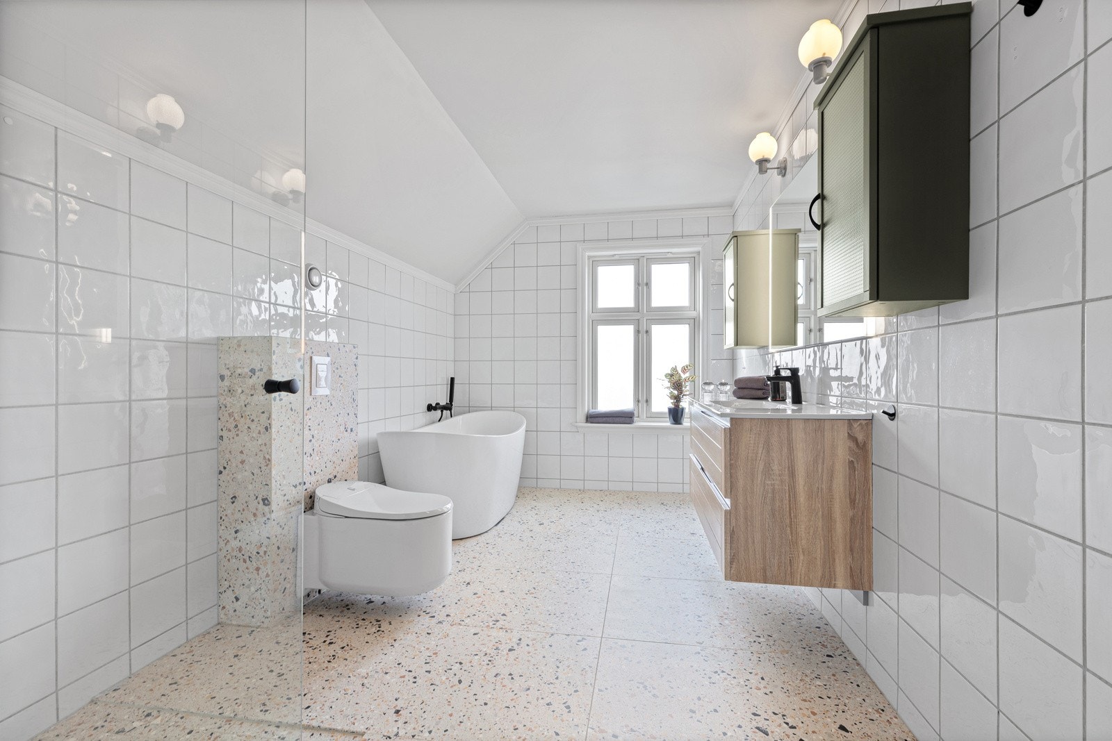 Badet har nye varmekabler og nye store fliser på gulvet Galleribilde