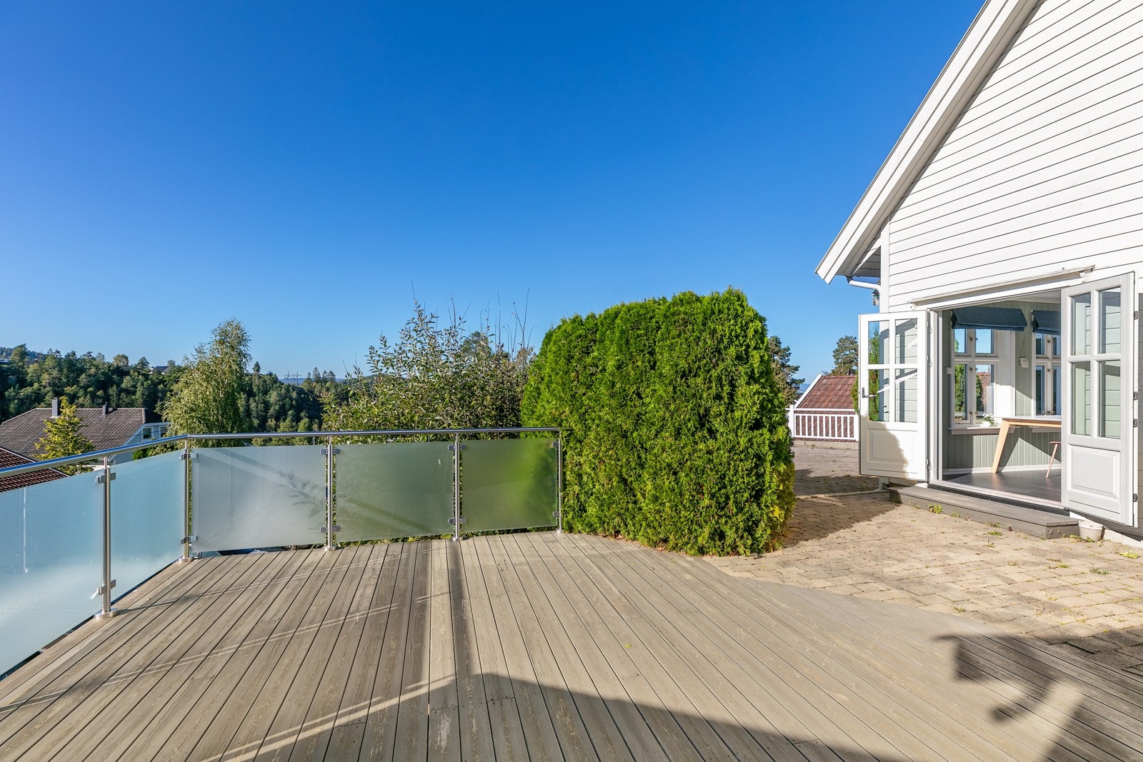 Store terrasse med sol til etter klokken 22 på sommeren Galleribilde