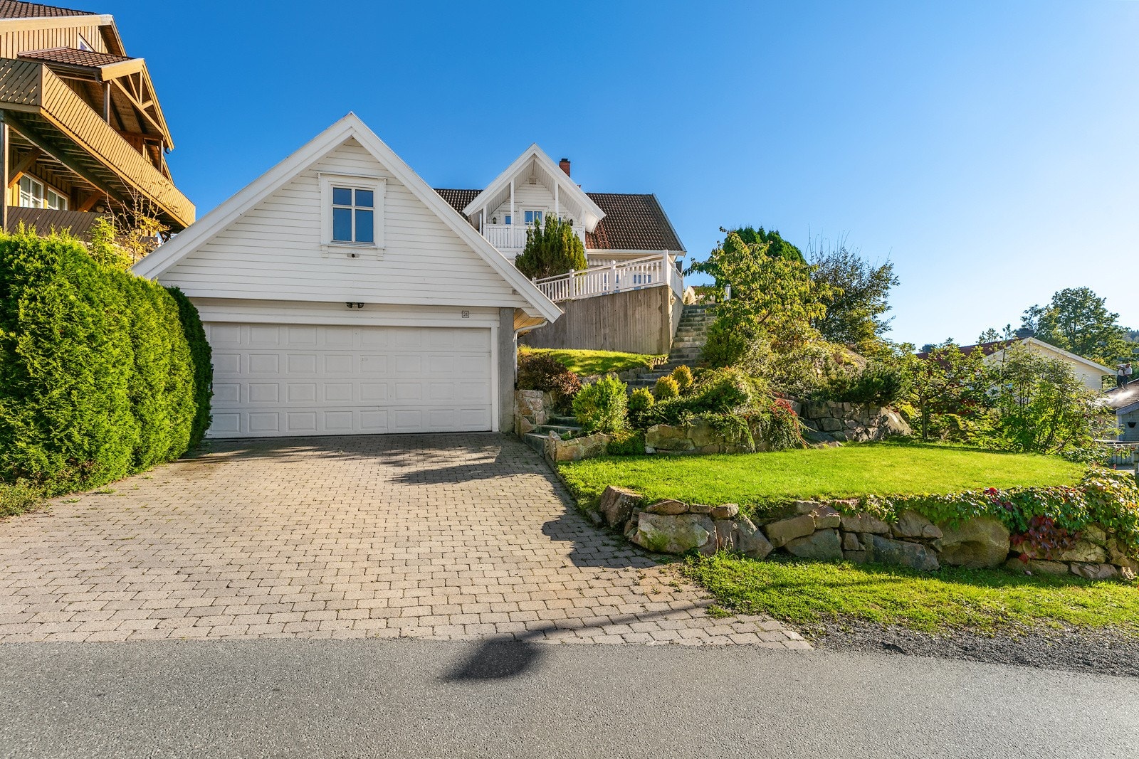 Dobbel garasje med parkeringsmuligheter utenfor Galleribilde