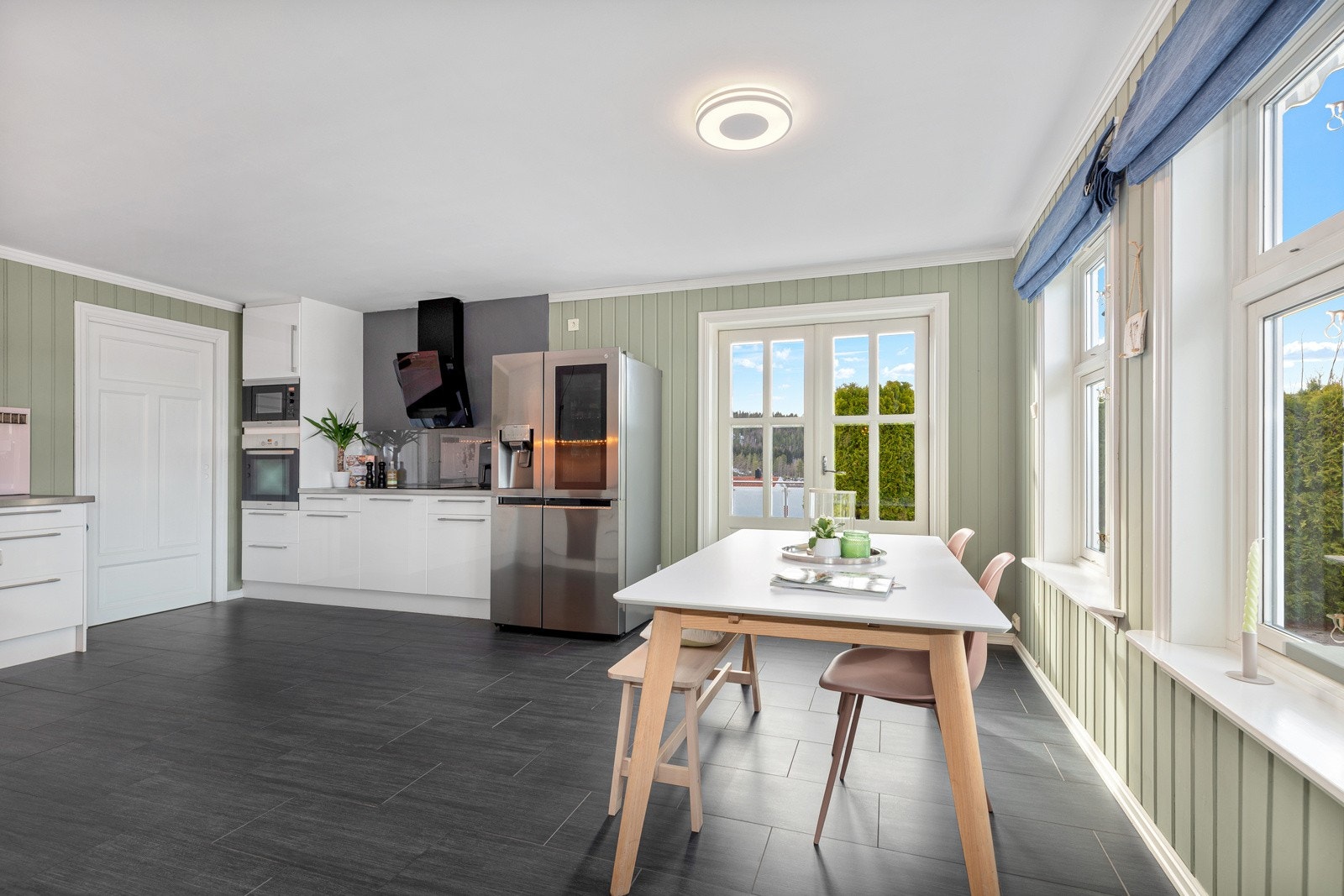 Stort spisekjøkken med plass til spisegruppe, eller eventuelt en kjøkkenøy Galleribilde