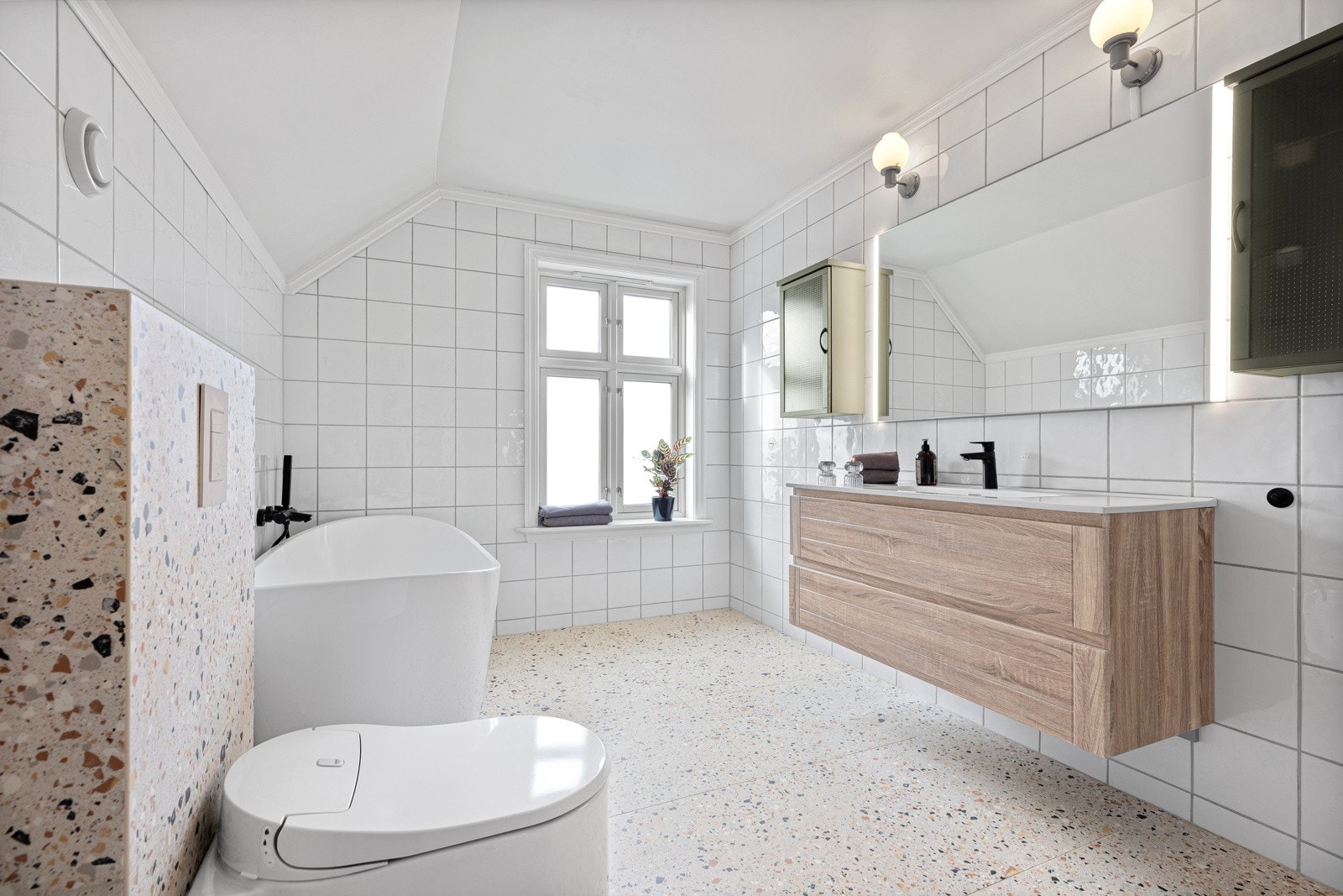 Det er nytt spyledo, nye armaturer, badekar og baderomsinnredning Galleribilde