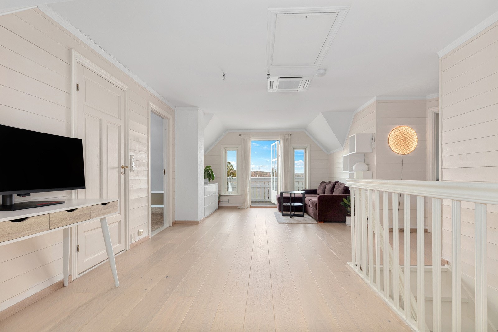 Stor loftstue med plass til sofagruppe, kontor, treningsutstyr eller ligningende Galleribilde