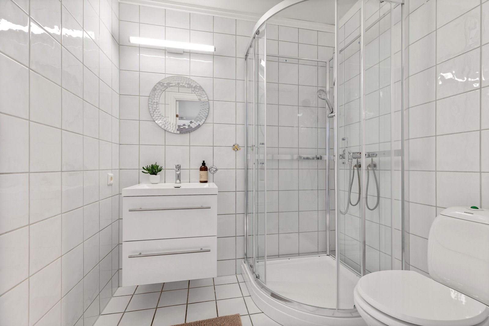 Baderomsinnredning fra ca. 2020 og helt nytt dusjkabinett fra 2025 Galleribilde