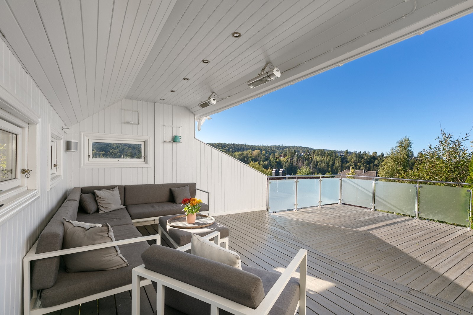 Overbygget utestue med downlights og faste varmelamper Galleribilde