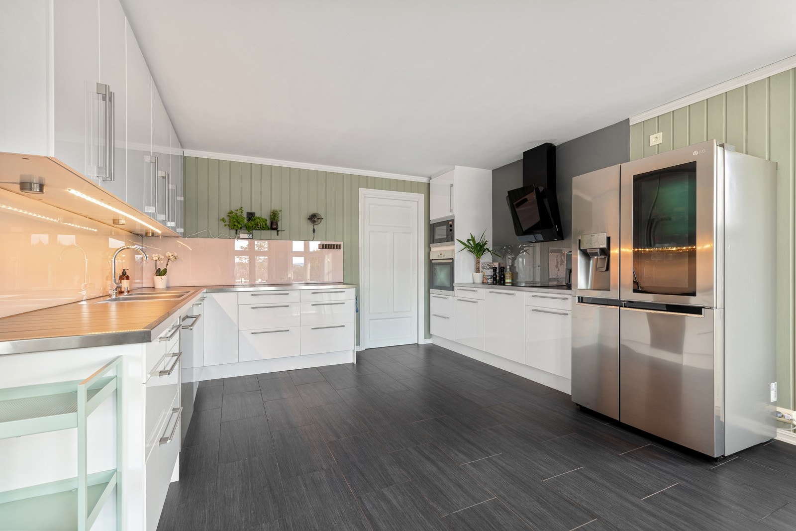 Kjøkken fra 2008. Integrerte hvitevarer - blant annet fryseskuffer. Frittstående kjøleskap. Galleribilde