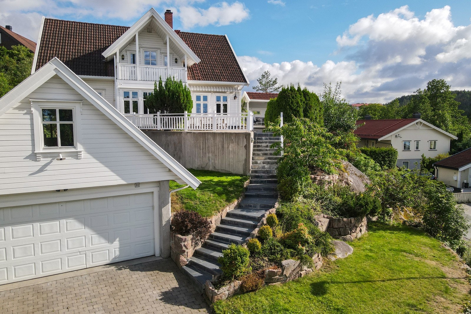 Steinlagt gårdsplass utenfor garasje og fliser og varmekabler i trappen Galleribilde