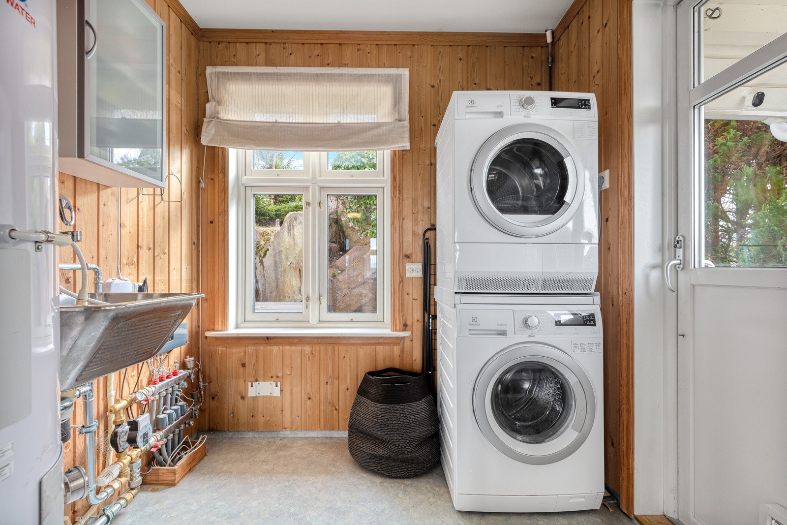 Vaskerommet er plassert i bakkant av kjøkkenet, med egen utgang til hagen Galleribilde
