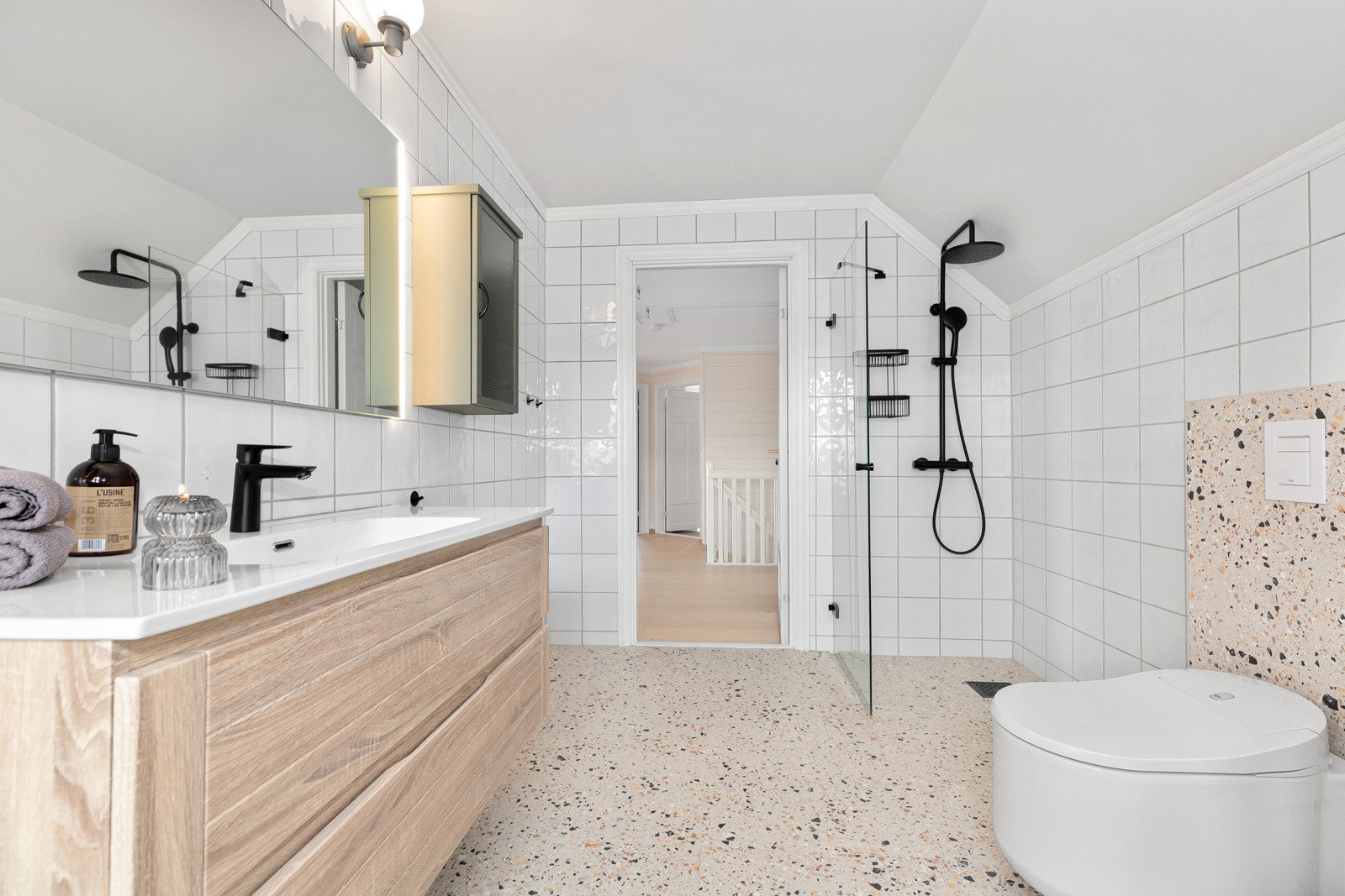 Hovedbadet har både dusj og badekar Galleribilde