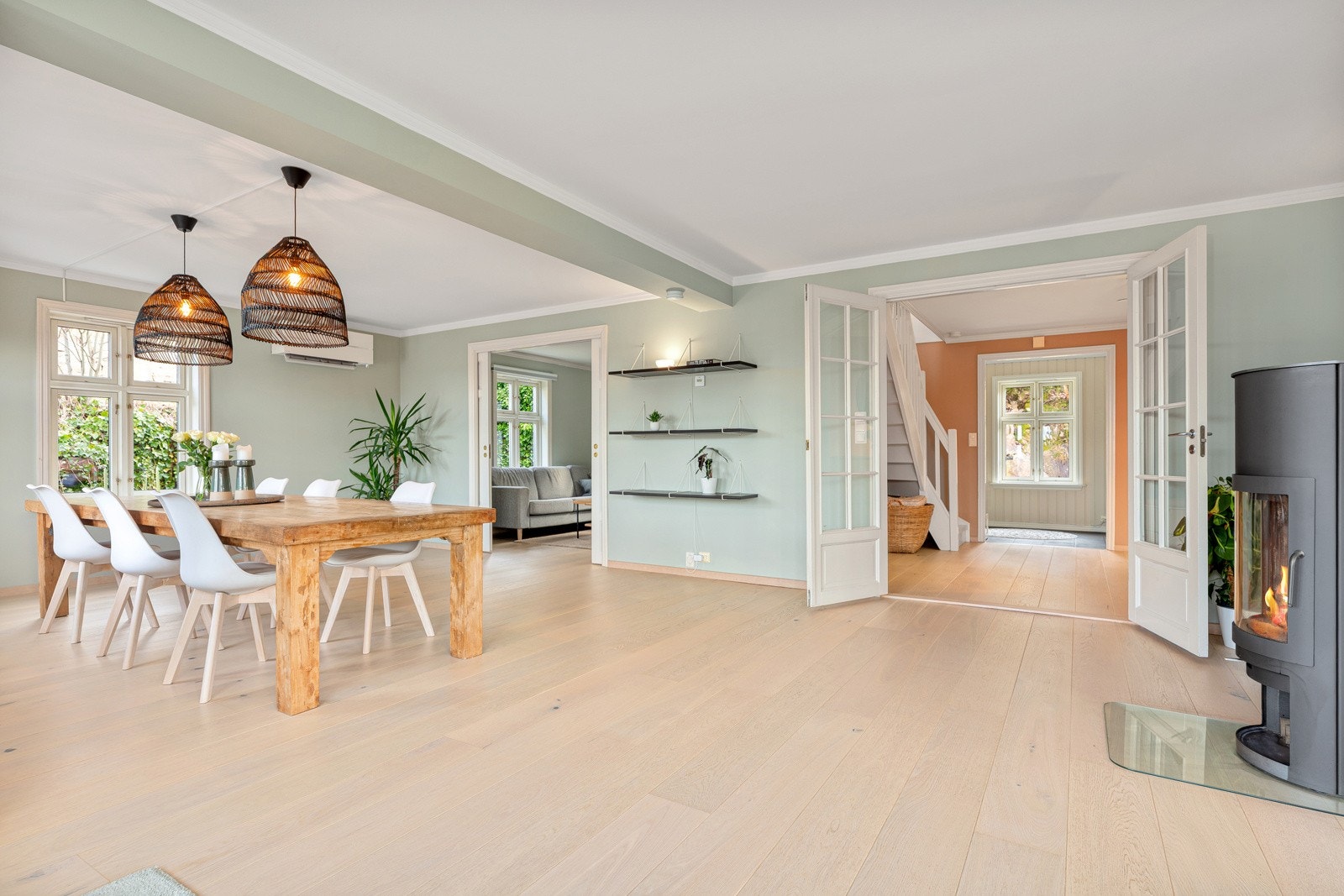 Stue med skyvedører inn til TV-stue Galleribilde