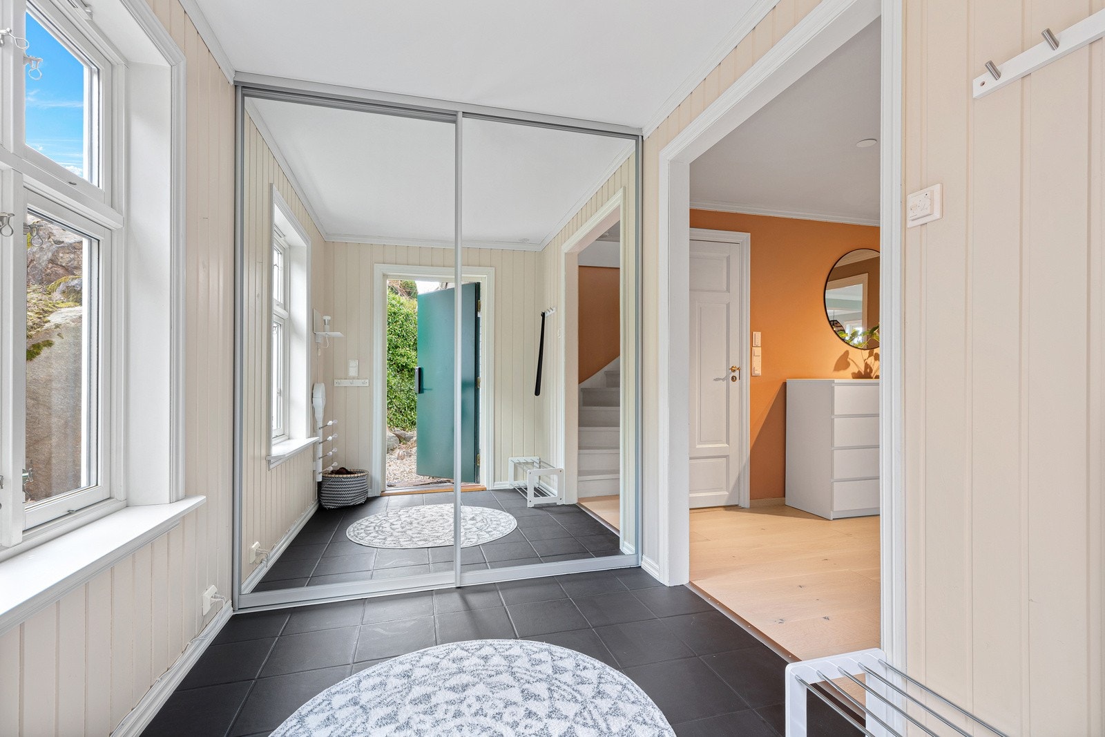 Entre med ny skyvedørsgarderobe Galleribilde