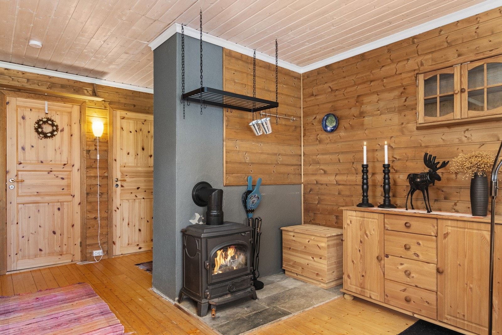 Vedovn og varmepumpe sørger for behagelig varme i hytta. Galleribilde