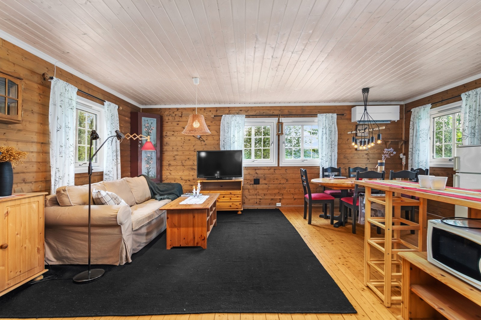 Trivelig stue. Vinduer på 3 vegger gir godt lys. Galleribilde