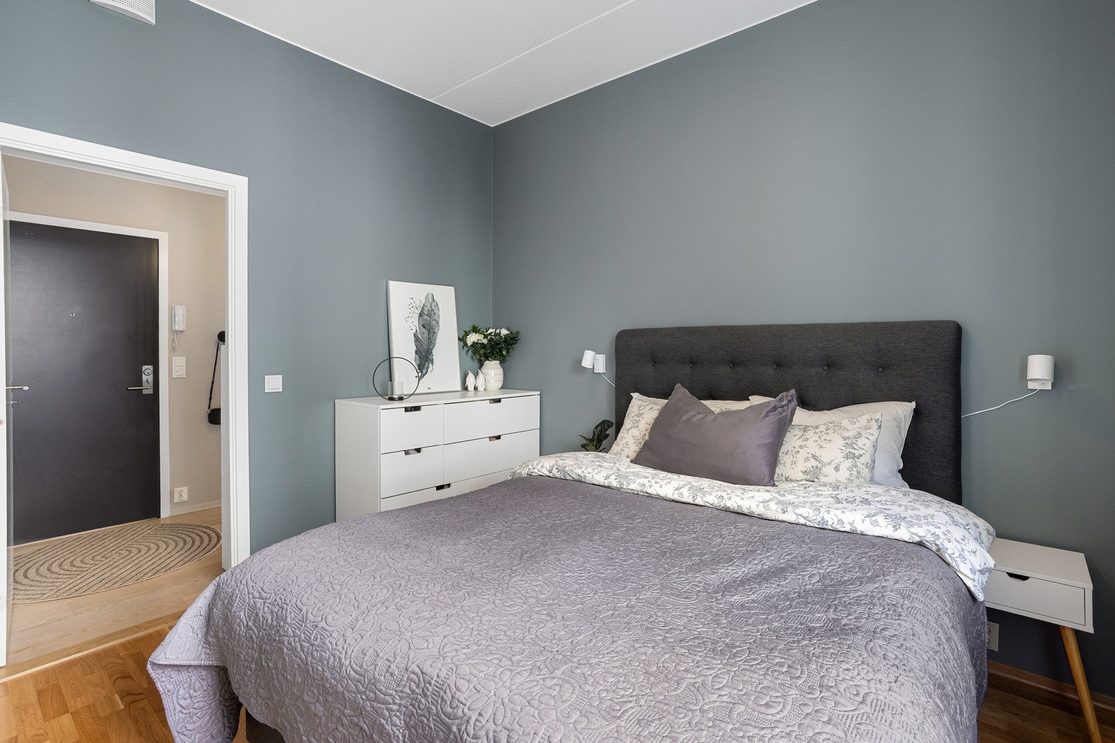 Videre har du god plass til ønsket møblement til oppbevaring. Galleribilde