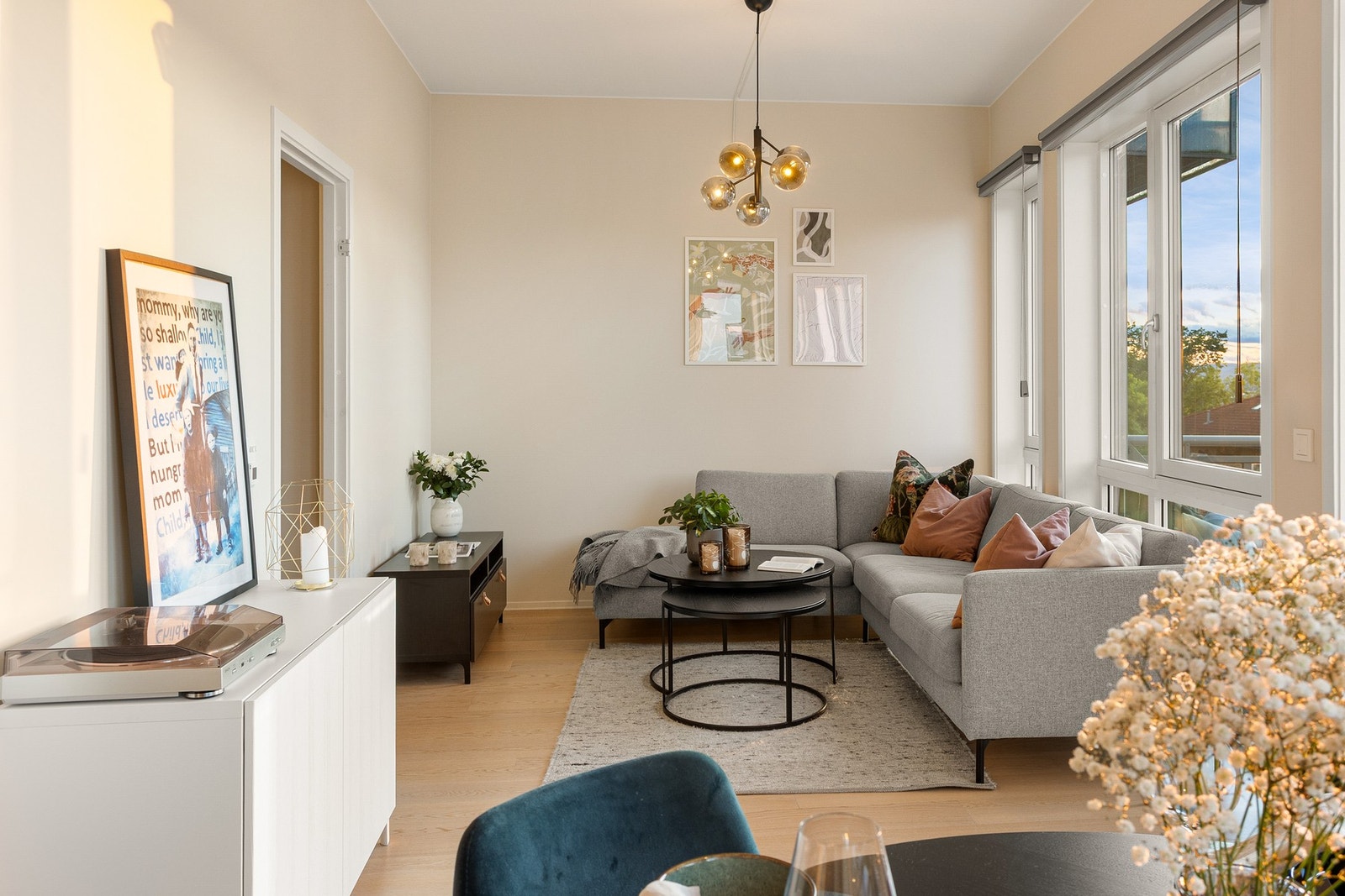 Leiligheten har en god planløsning med naturlige soner for møblering. Galleribilde