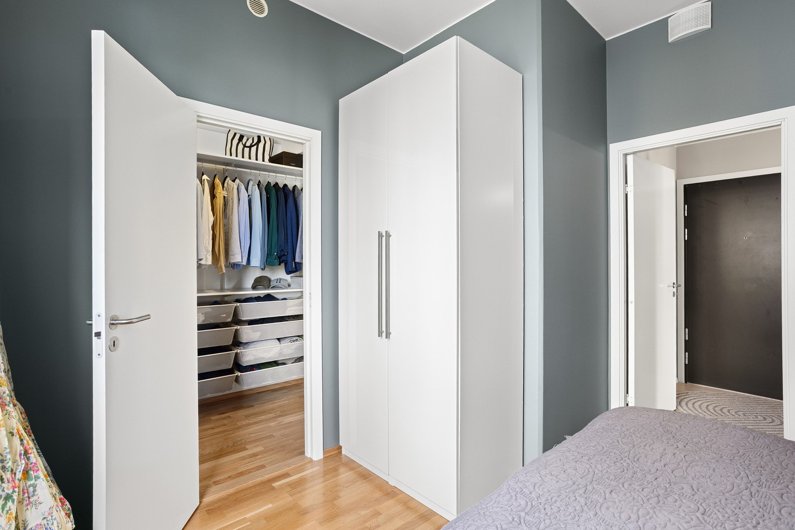 I tillegg til garderobeskap har du tilgang til et walk-in closet som er tilknyttet soverommet. Her har du god plass til å skape en velorganisert garderobe. Galleribilde