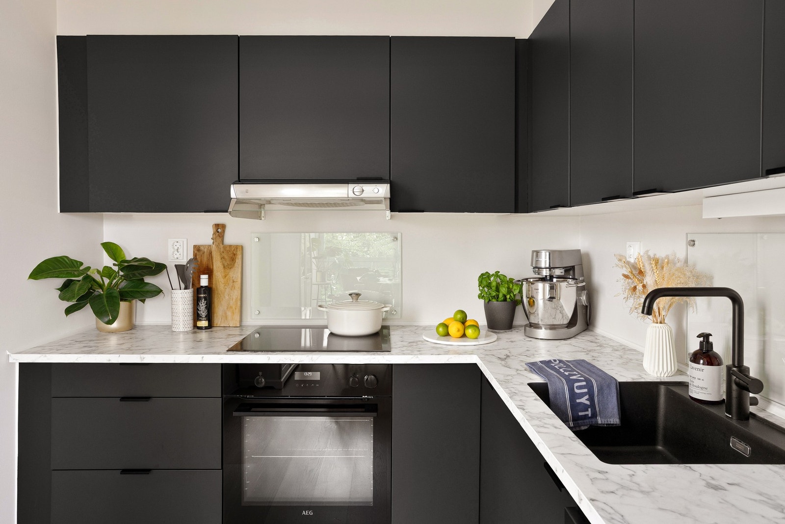 Lekkert og moderne kjøkken fra Norema. Kjøkkenet ble oppgradert i 2024 med ny stekeovn og platetopp, samt ny benkeplate og spraylakkerte overflater. Galleribilde