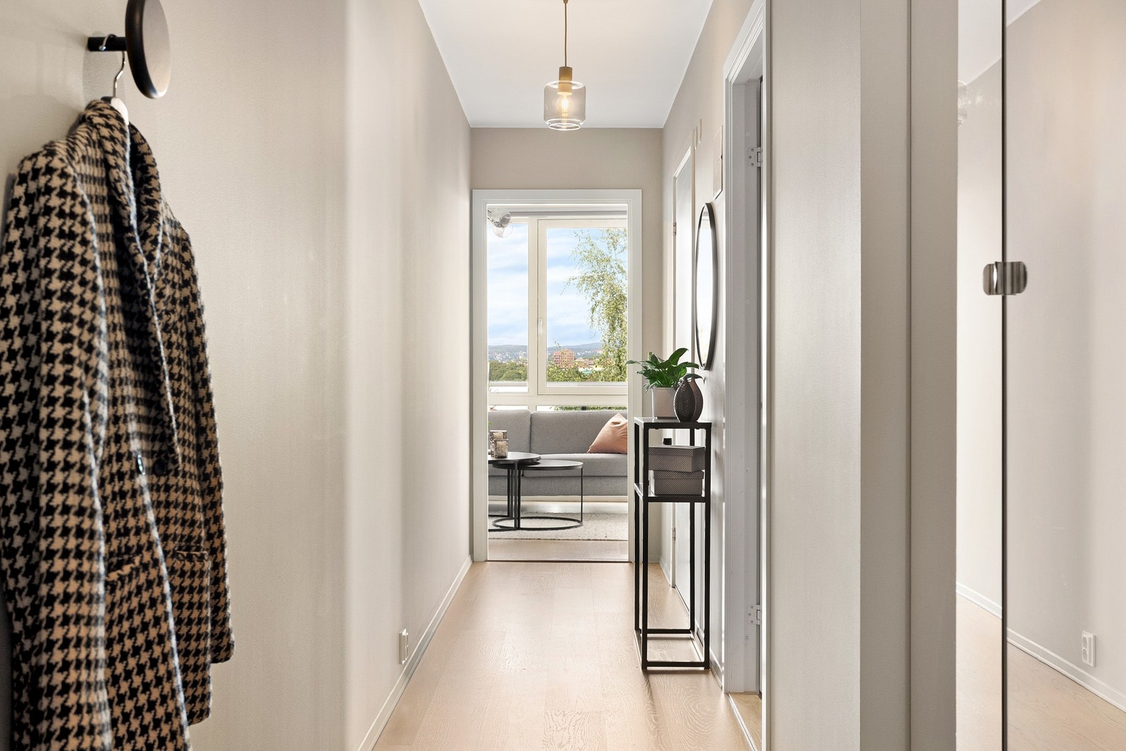 Plassen er godt utnyttet med garderobeskap, hvor du kan oppbevare jakker og sko. Galleribilde