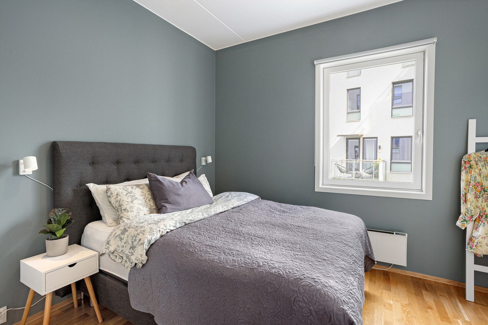 Leiligheten har to soverom av god størrelse. Hovedsoverommet er romslig og har plass til en dobbeltseng og nattbord. Galleribilde