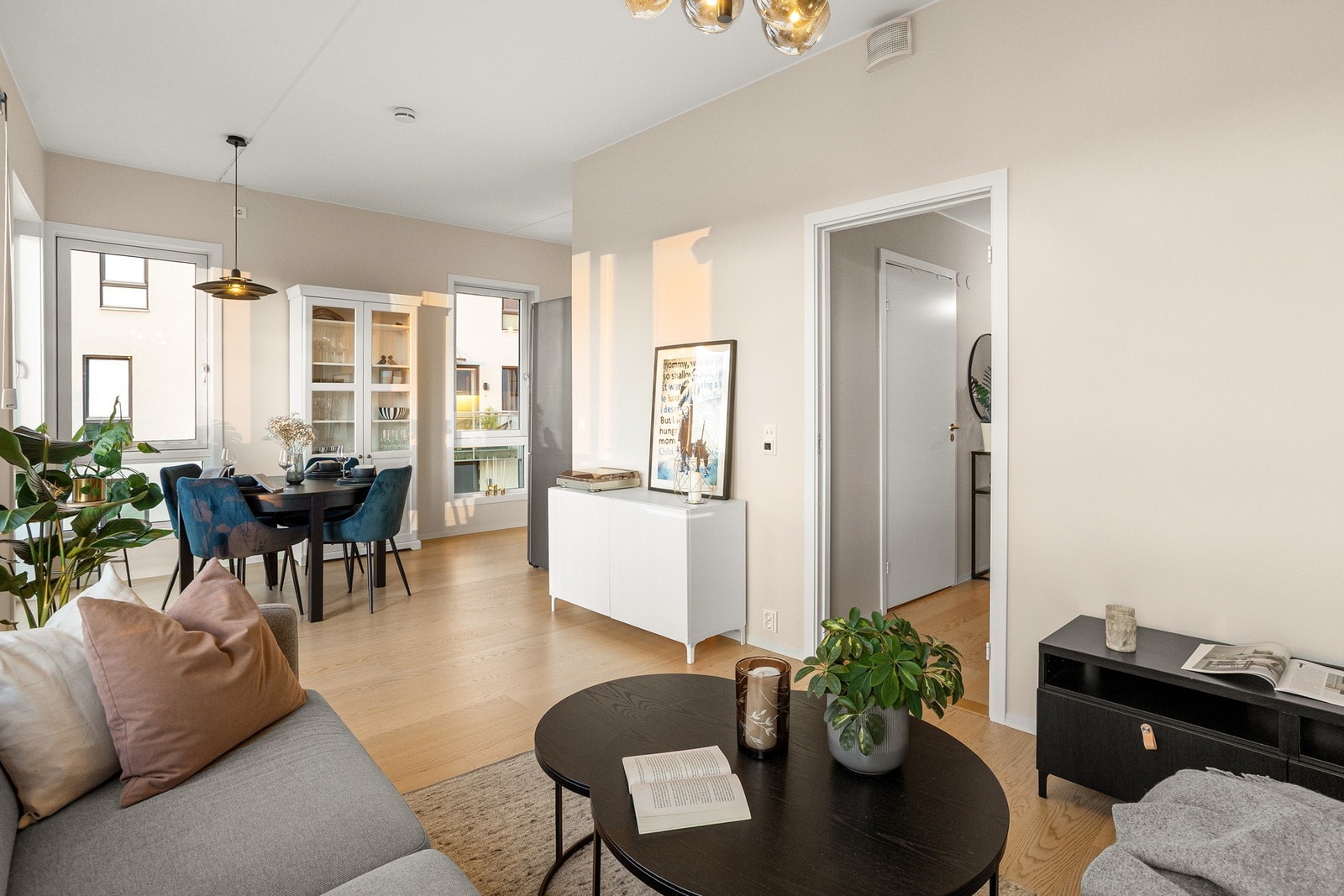 De store vindusflatene og takhøyden bidrar til en romslig følelse. Galleribilde