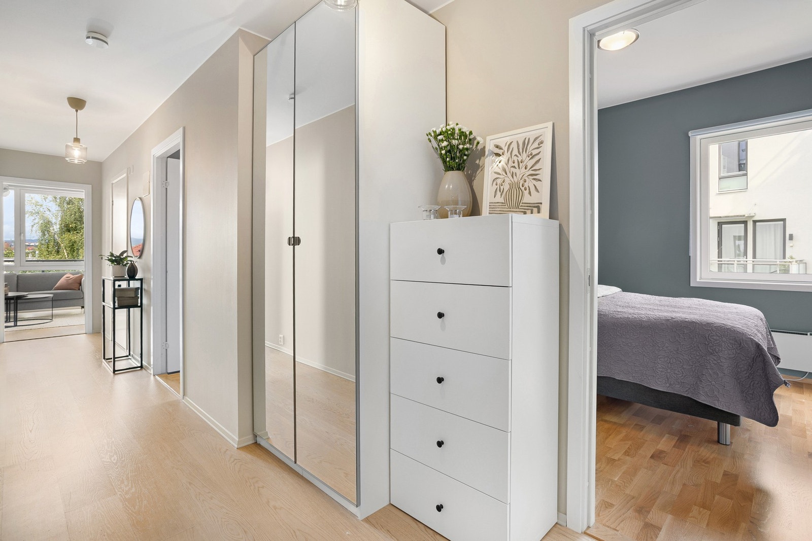 Velkommen inn i det som kan bli ditt nye hjem! Entreen i denne strøkne leiligheten ønsker deg velkommen inn med sin romslige og moderne utforming. Galleribilde