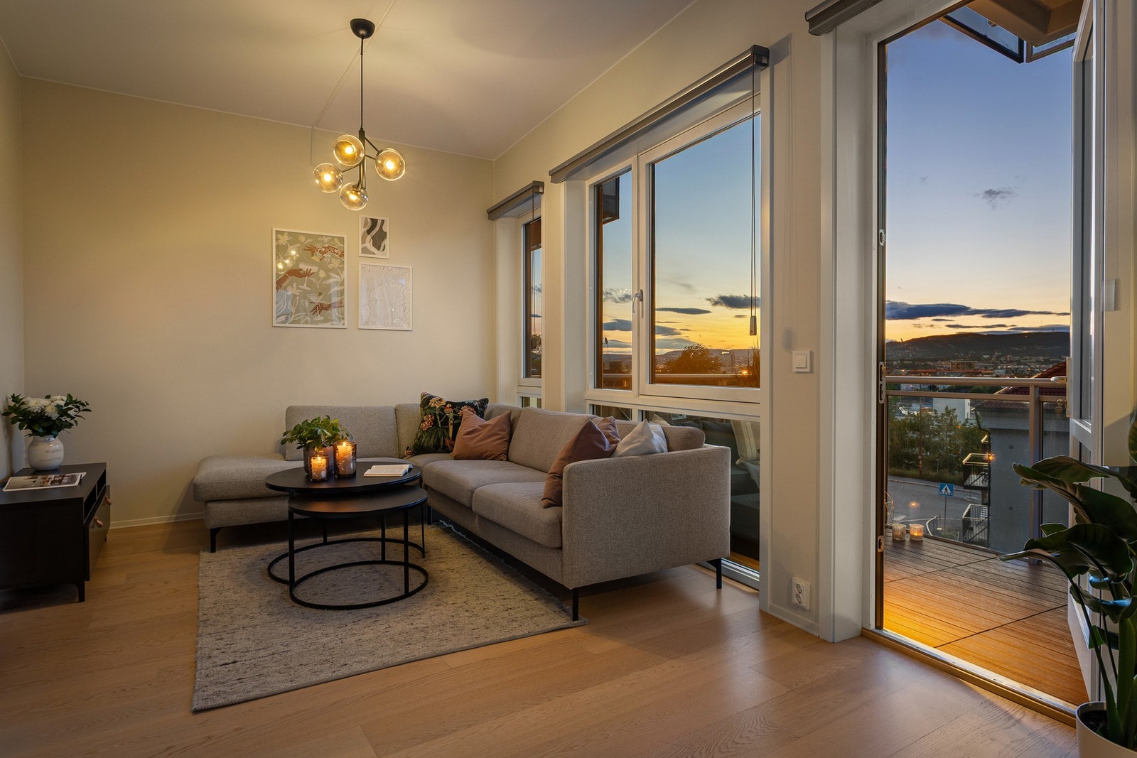 Leiligheten har parkett på gulvene. Overflatene er malt i 2025. Galleribilde