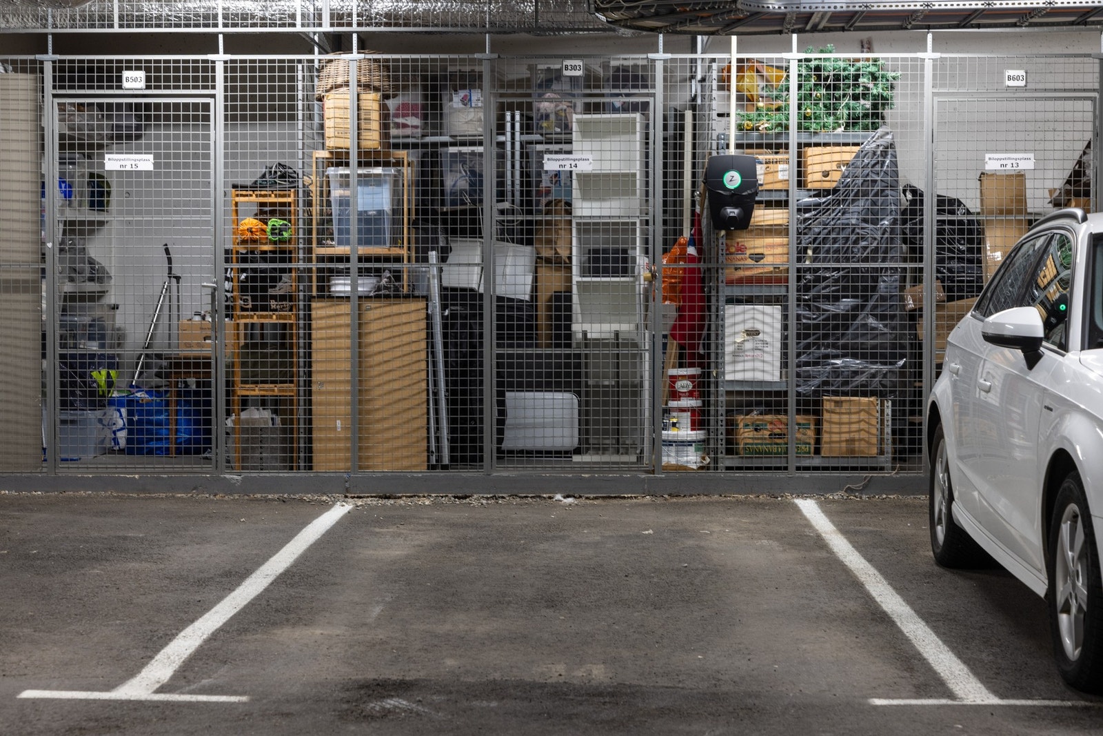 Leiligheten disponerer egen parkeringsplass i felles garasjekjeller, utstyrt med elbillader. I tillegg følger det med en bod på 5 kvm. Galleribilde