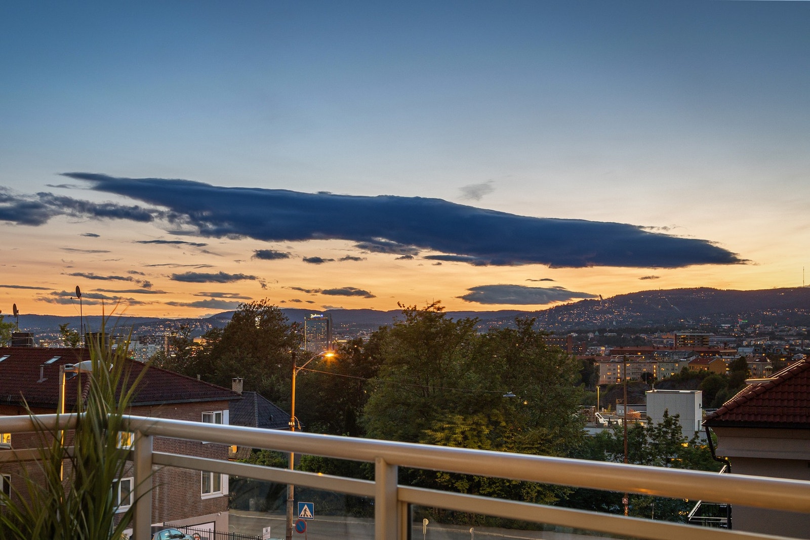 På sene sommer- og høstkvelder er himmelen malt i vakre farger. Galleribilde