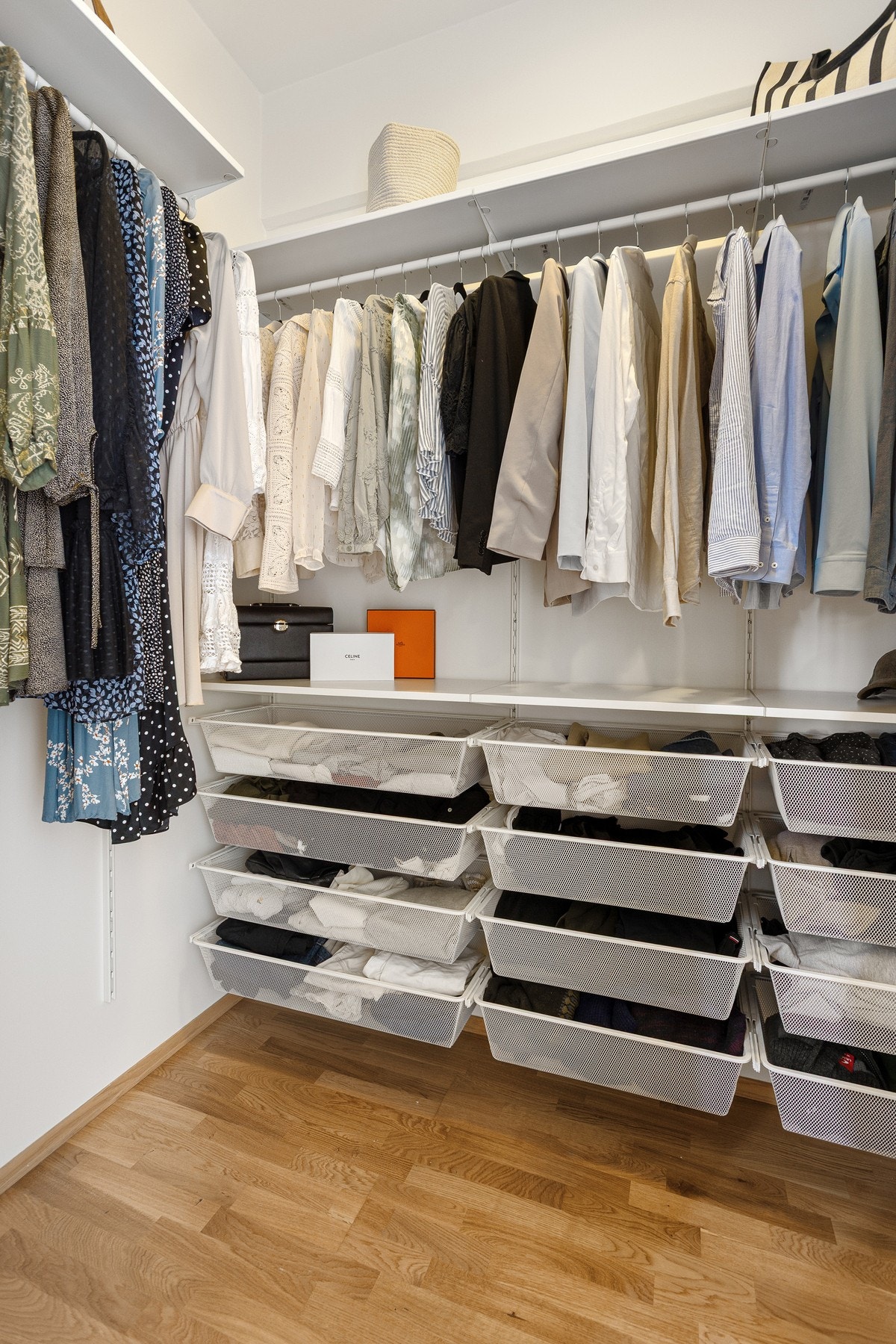 Walk-in closet ble oppgradert i 2025 med ny innredning. Galleribilde
