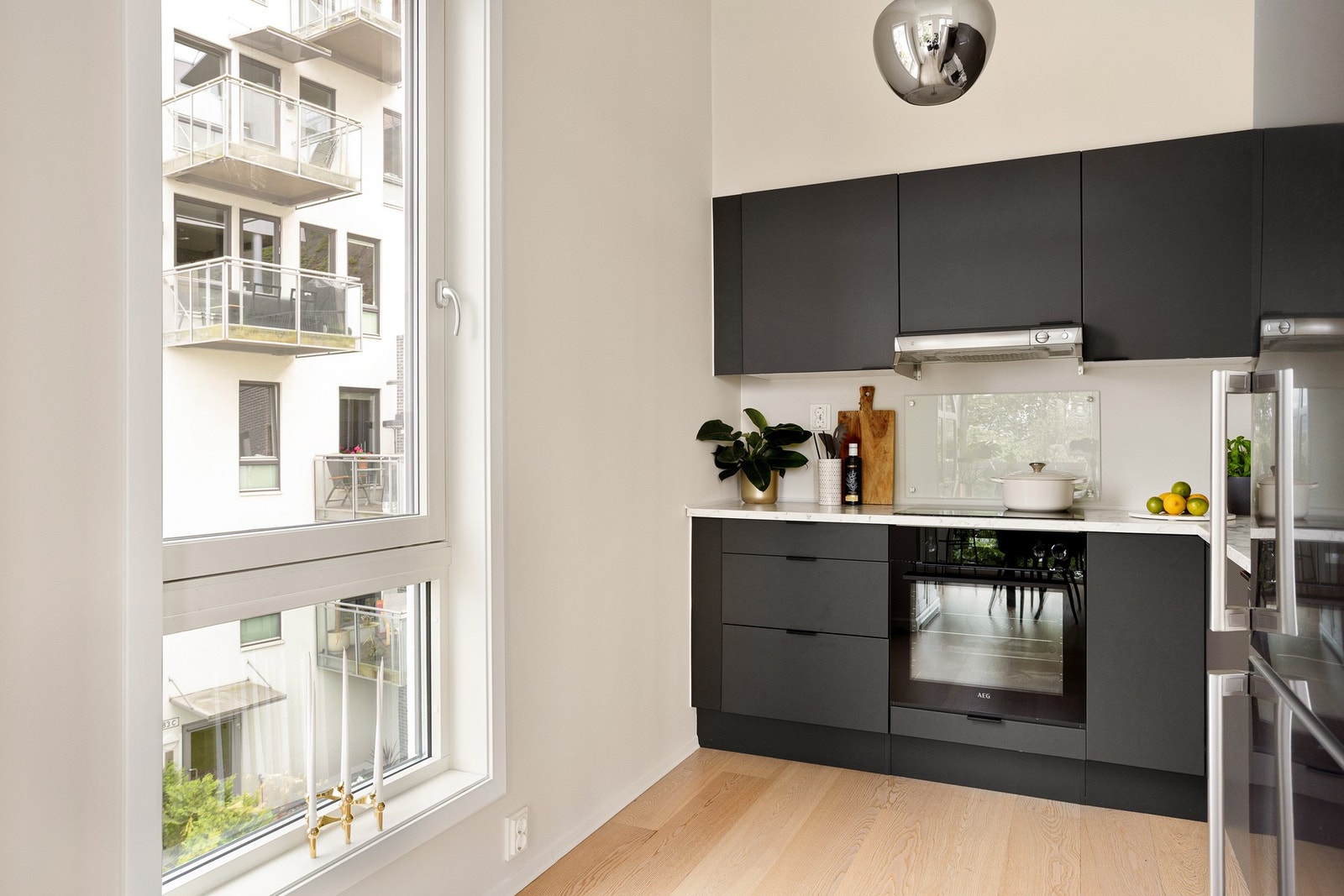 Kjøkkenet er utstyrt med integrerte hvitevarer som stekeovn og induksjonskoketopp, samt frittstående oppvaskmaskin. Galleribilde