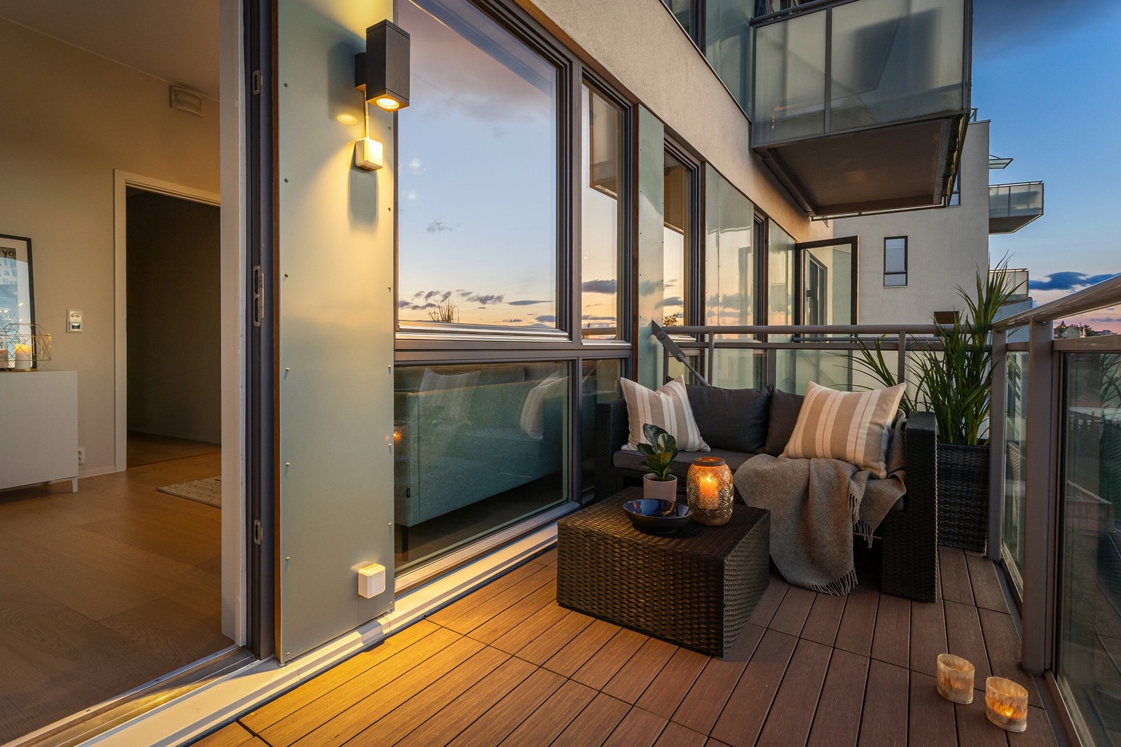 Balkongen blir som en forlengelse av stuen på sommerhalvåret, hvor du kan tilbringe tid med venner og familie. Galleribilde