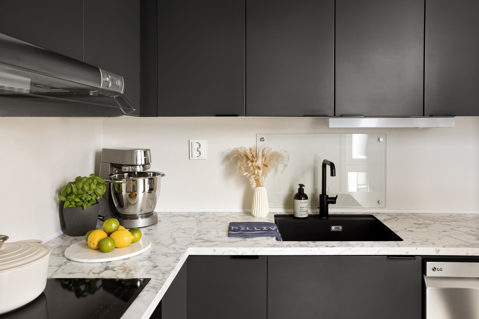 Kjøkkenet består av god skap - og benkeplass, og benkeplate av laminat med nedfelt oppvaskkum. Galleribilde