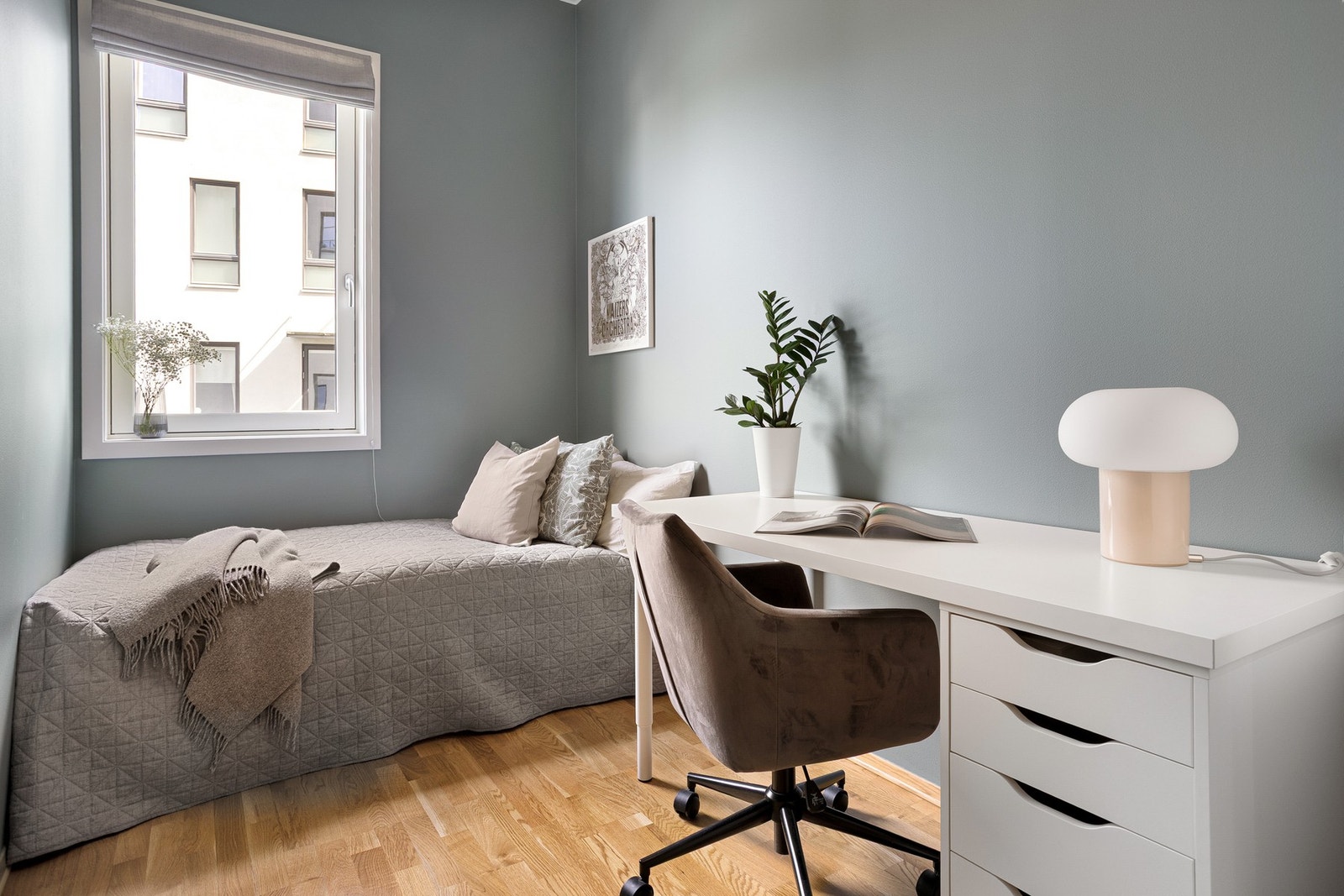 Soverom nummer to byr på plass til seng, skrivepult og garderobeskap. Galleribilde