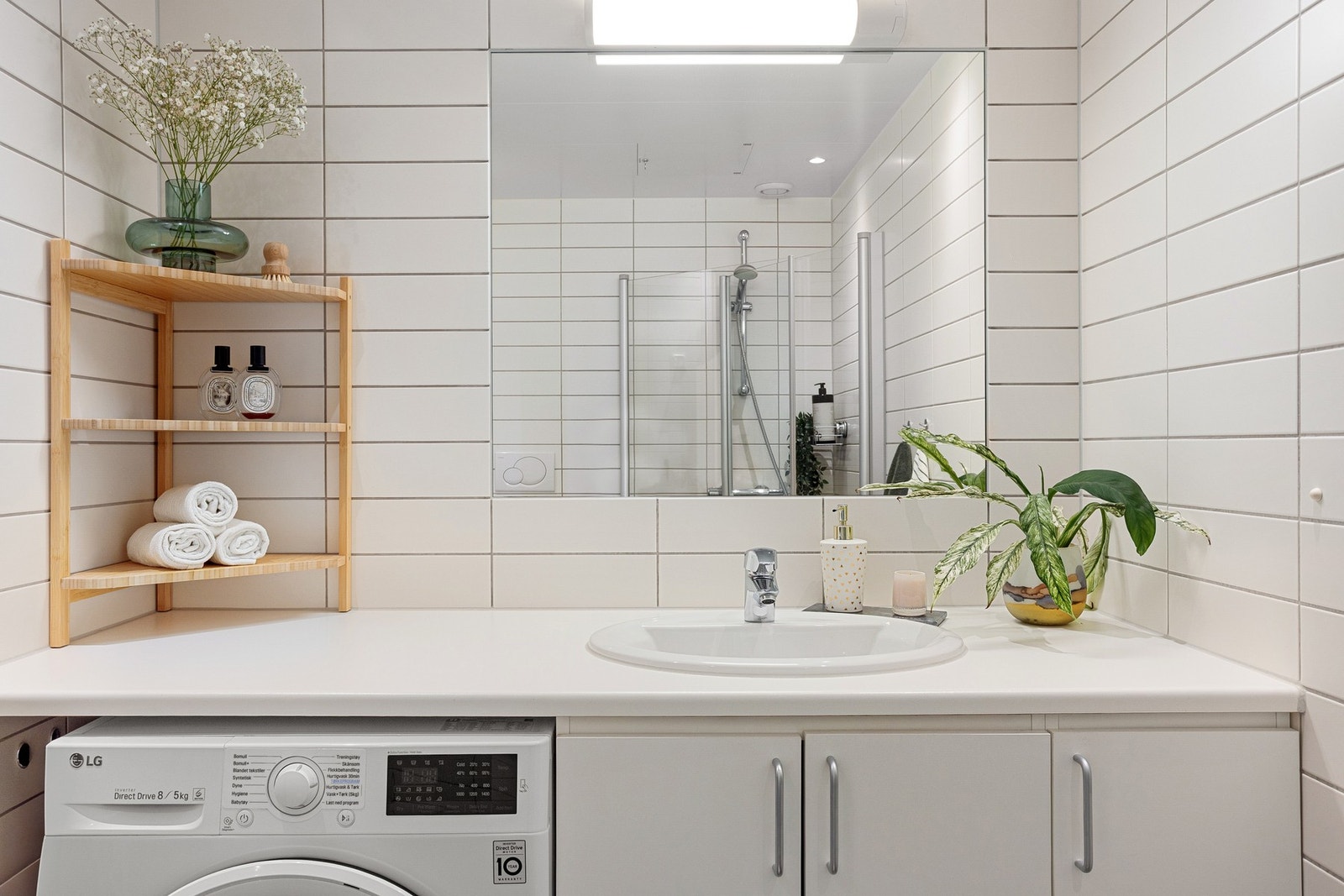 Badet er fra byggeår og består av speil og vegghengt servantskap, med god oppbevaringsplass under. Her er det enkelt å holde baderommet ryddig og organisert. Galleribilde