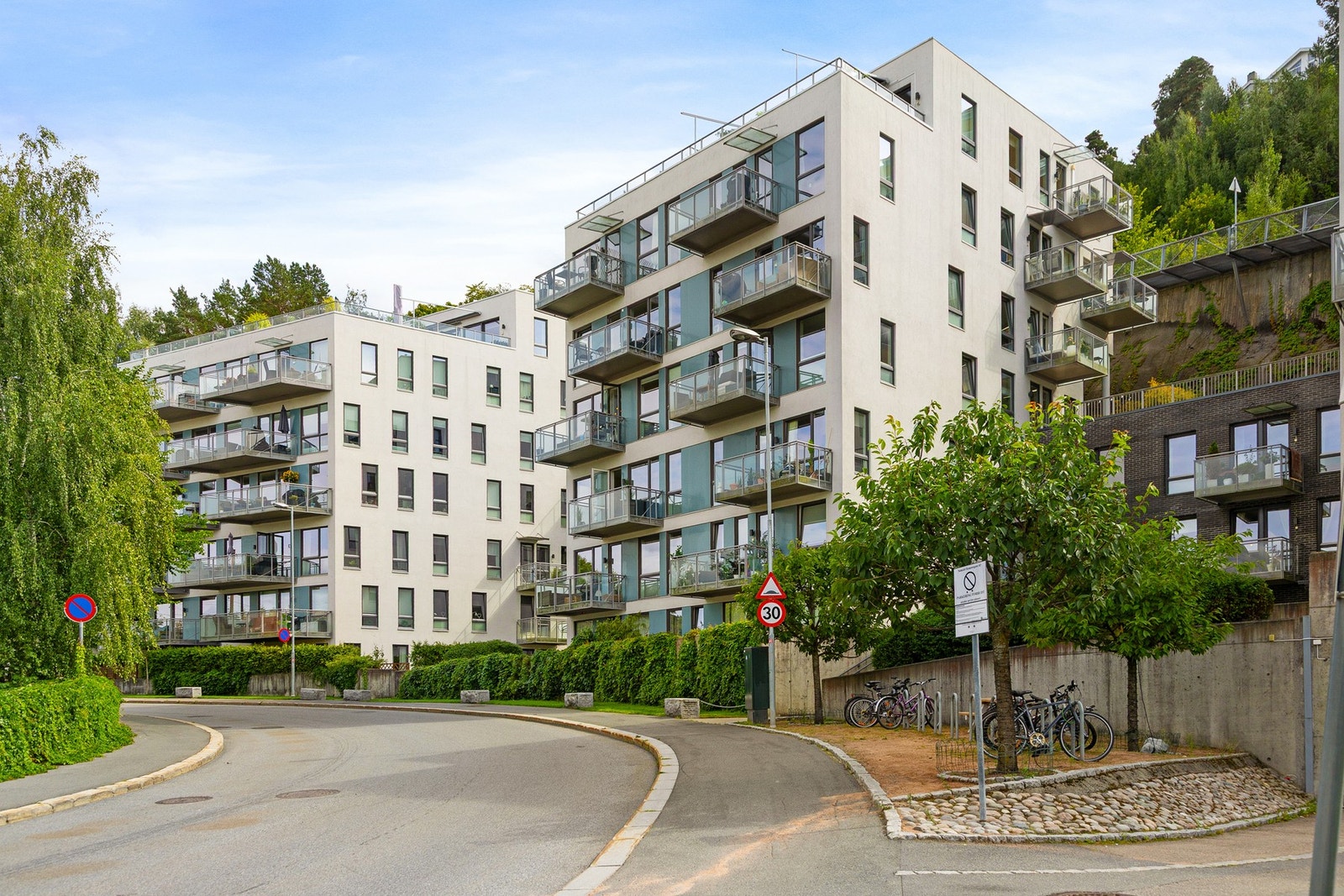 Her bor du svært sentralt, samt nærhet til fine turområder. Galleribilde