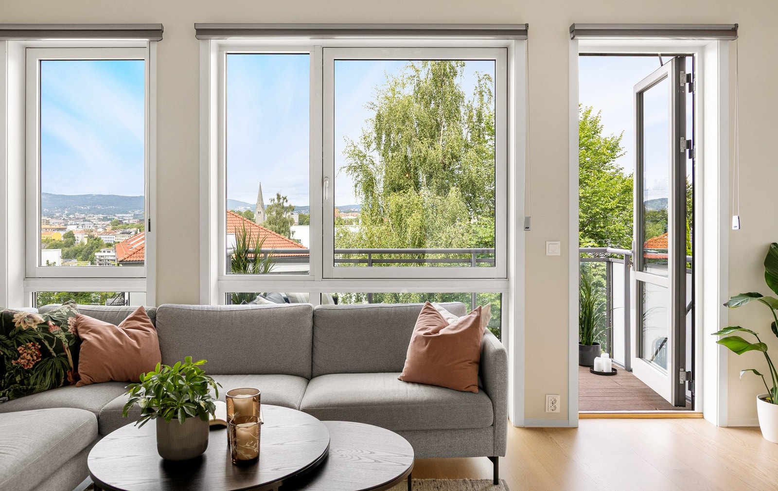 Her har du plass til hjørnesofa, sofabord og tv-benk. Galleribilde