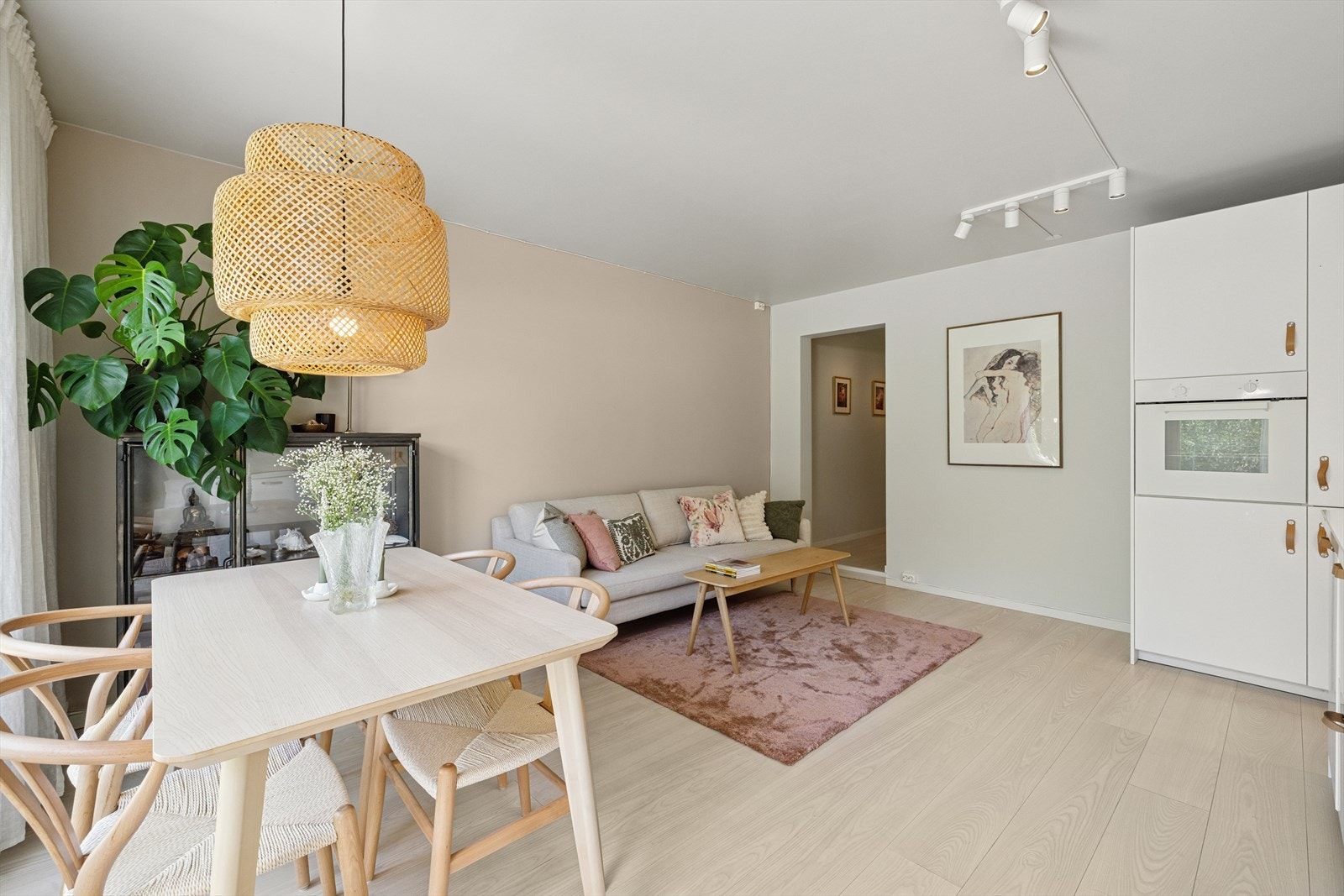 Leiligheten er arealeffektiv med god plass stue spisebord og salong. Galleribilde