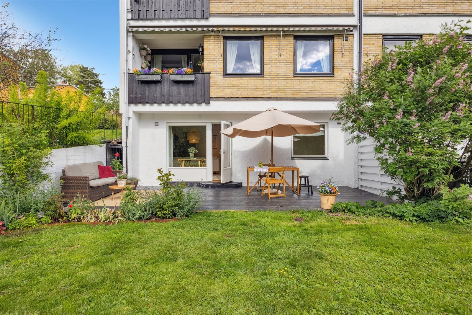 Romslig terrasseplatting, pent opparbeidet med bed. Galleribilde